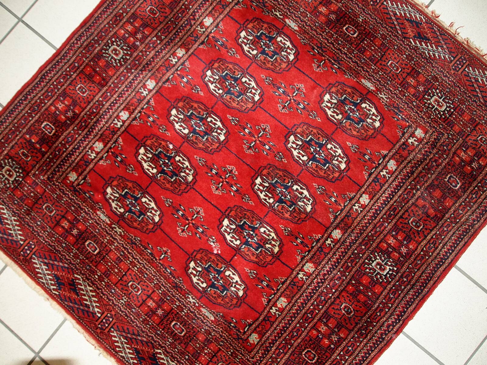 Tapis vintage fait main Tekke en laine rouge (109cm x 112cm) – Années 1970