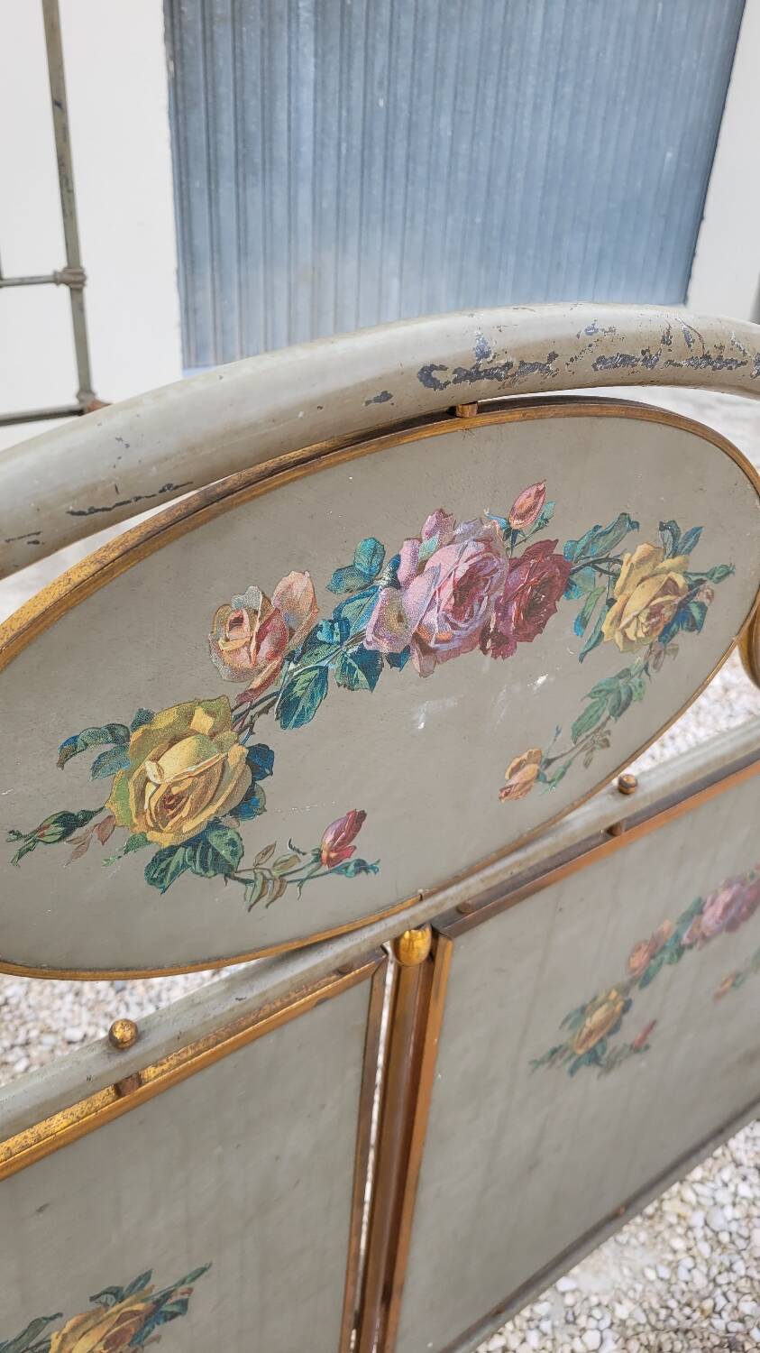Cast iron bed decorated with flowers from the 19th century