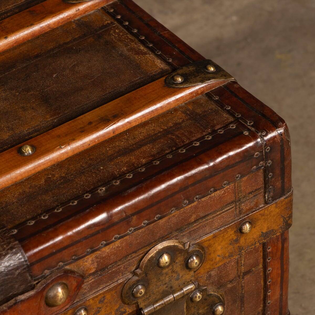 Coffre de voyage en cuir victorien antique du 19e siècle vers 1870