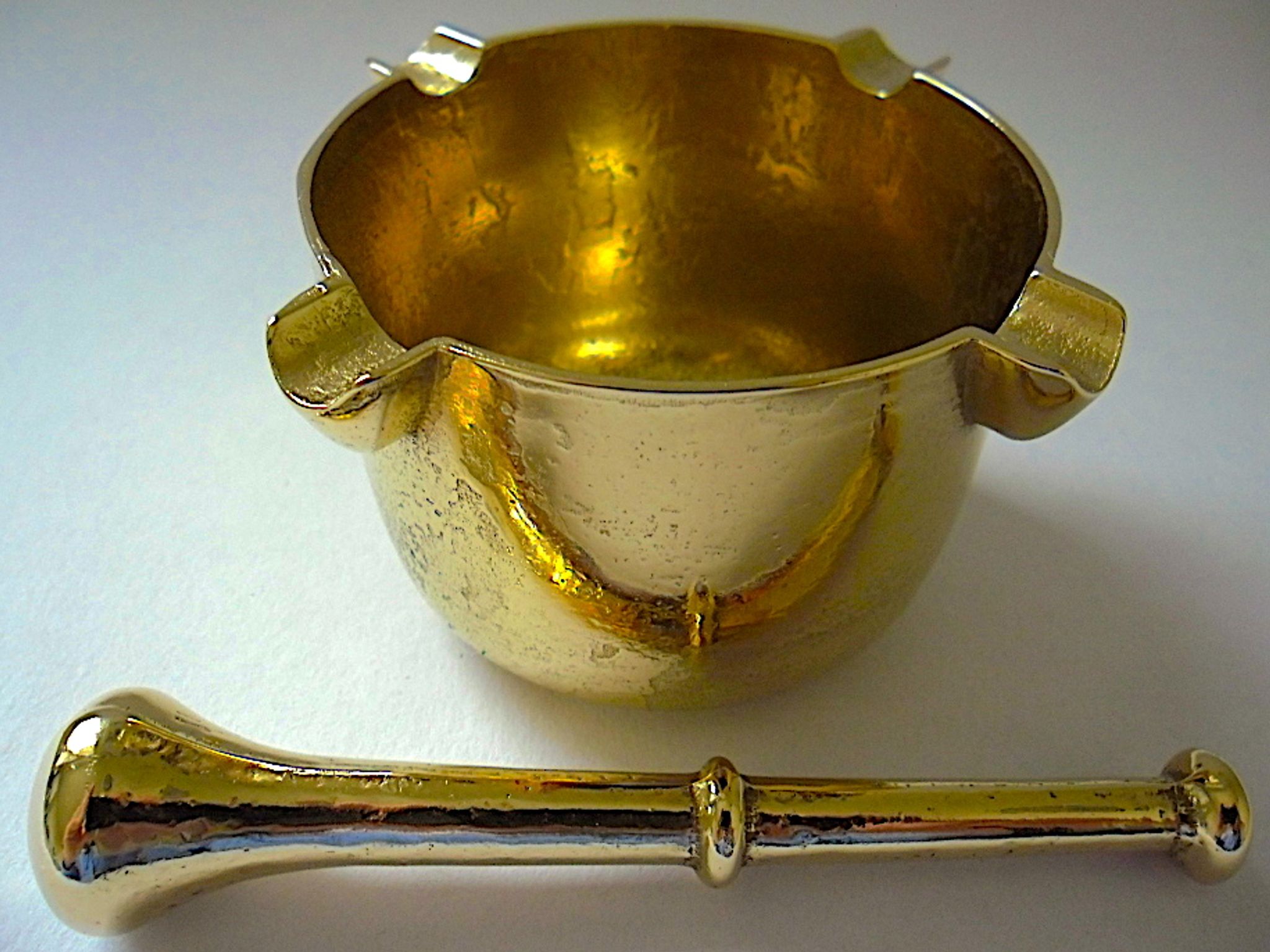 Three "vintage" bronze ashtrays with golden natural patina forming mortars with their drumsticks