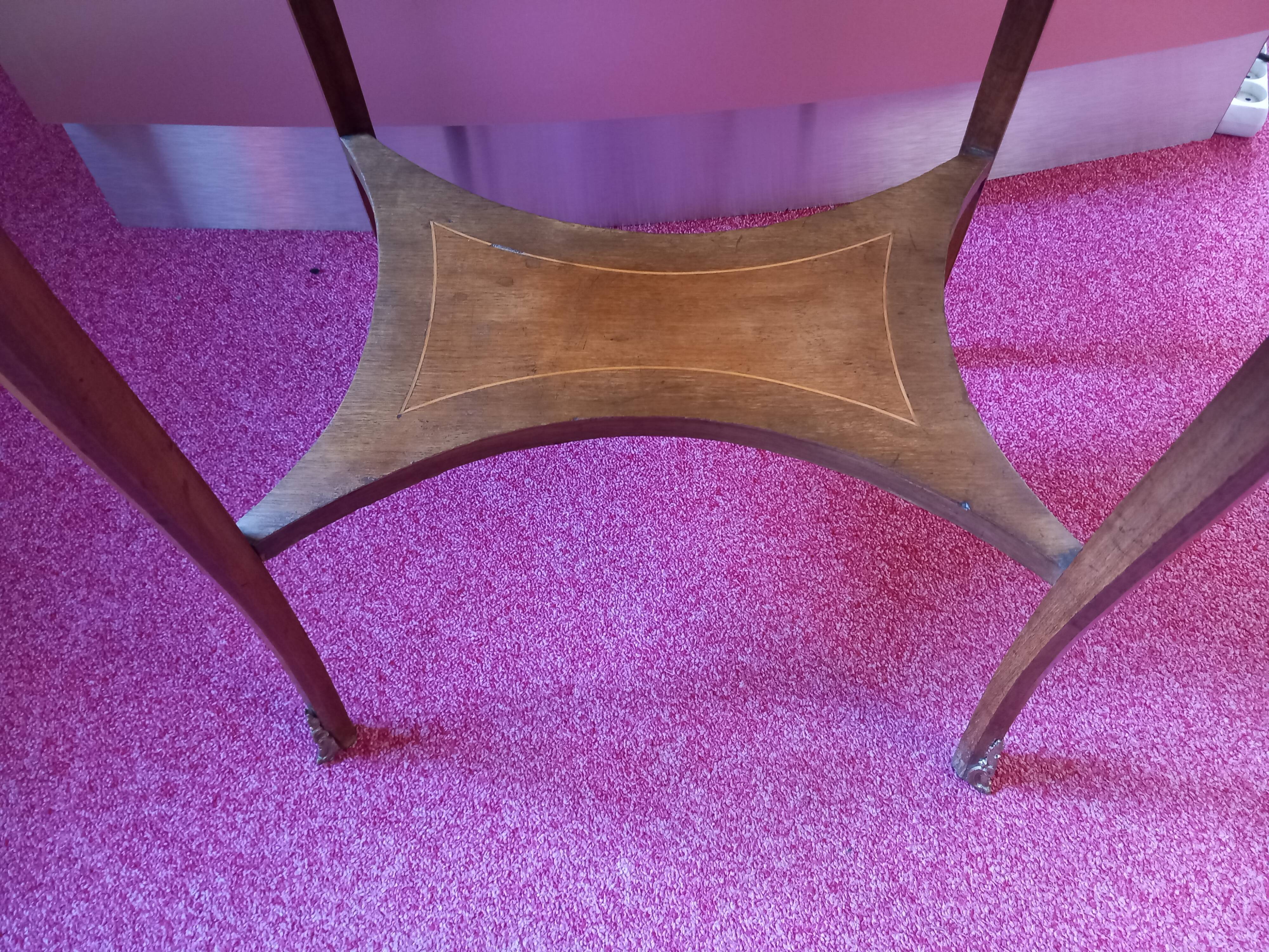 Gueridon Louis XVl style