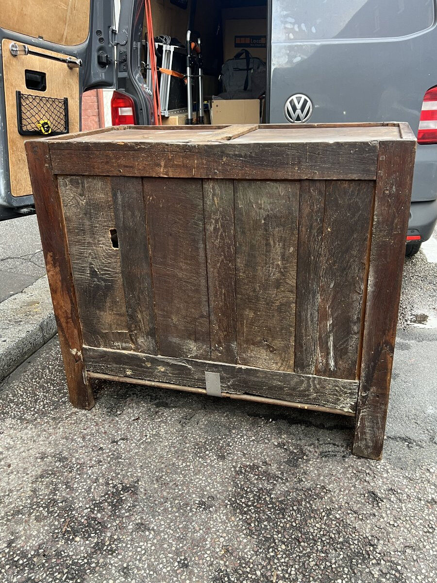 Oak hunting buffet in Louis XIV style, 18th century, with a marble top.
