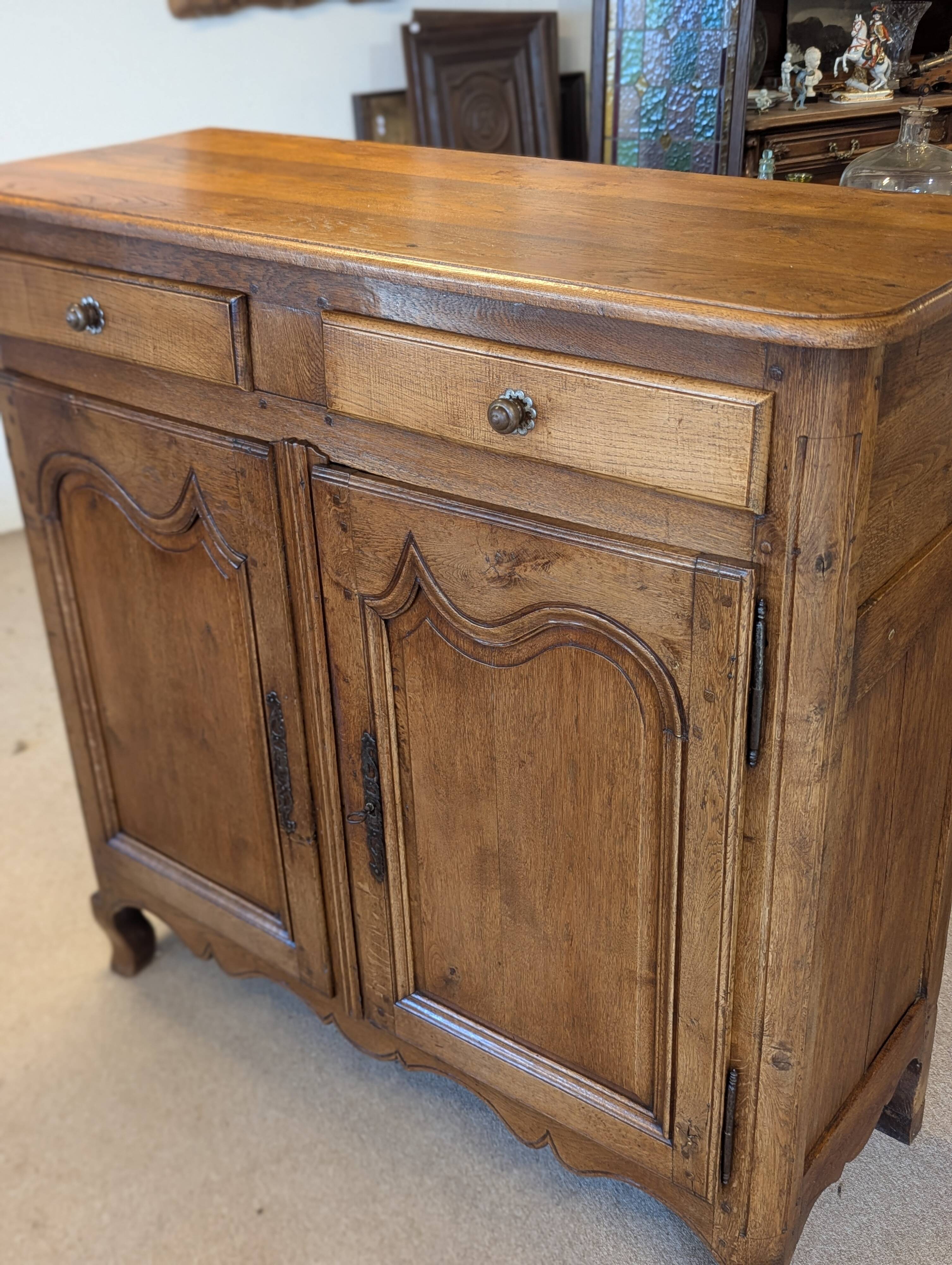 Old country buffet in solid oak – 18th / early 19th century