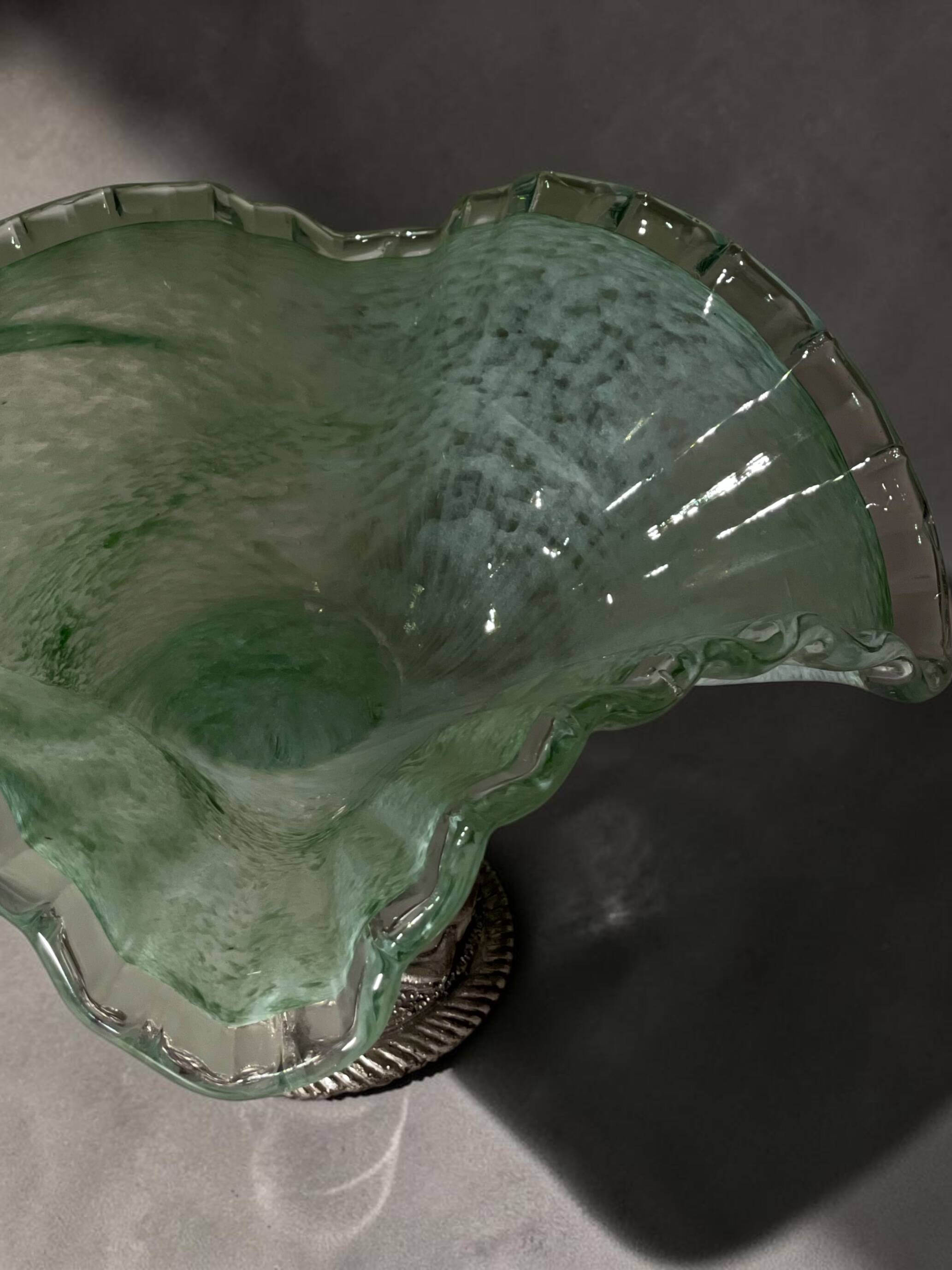 Centrepiece bowl LA MERIDIANA in blown glass on a silver pedestal.
