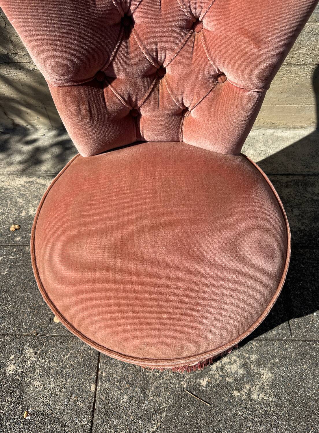 Buttoned boudoir armchair, dressing table, vintage in pink velvet.