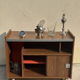 Meuble bar années 70 brun à fond orange sur roulettes