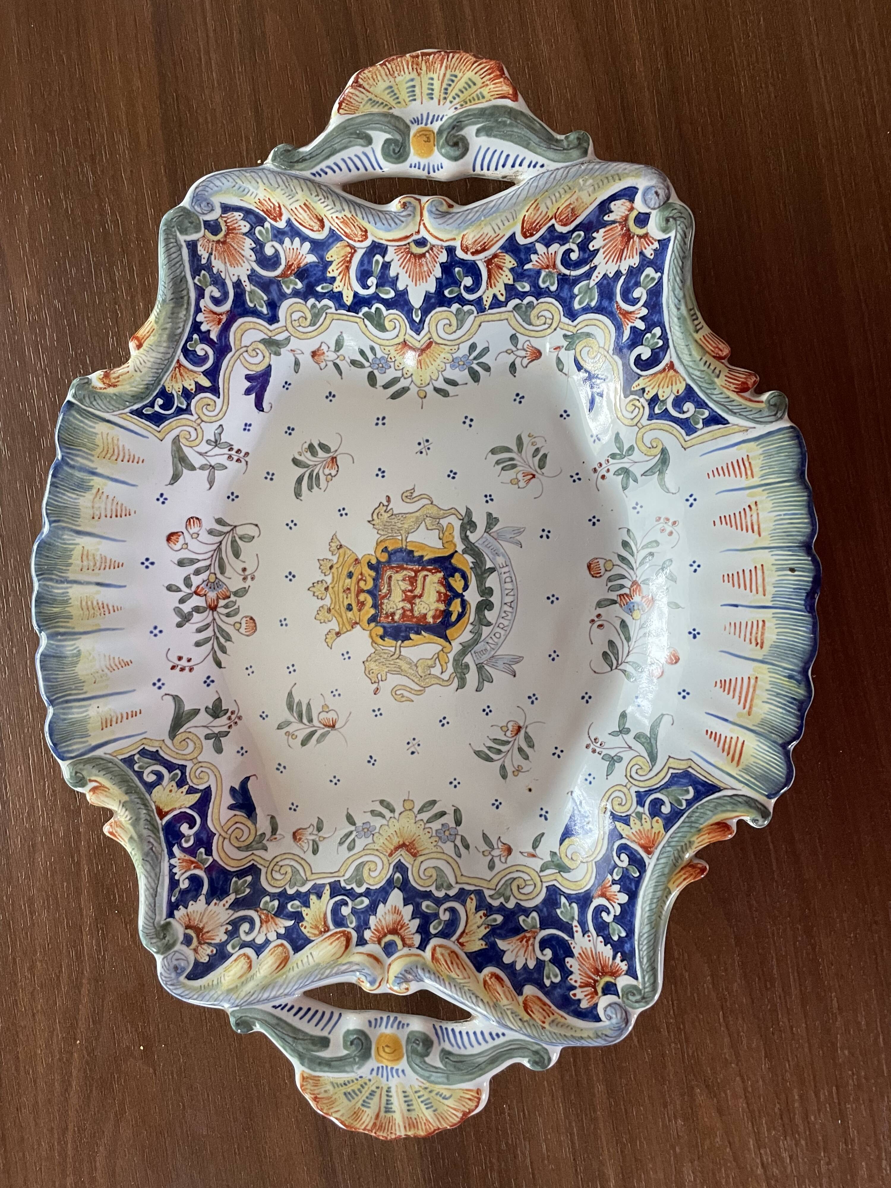 Plat rocaille porcelaine de Rouen