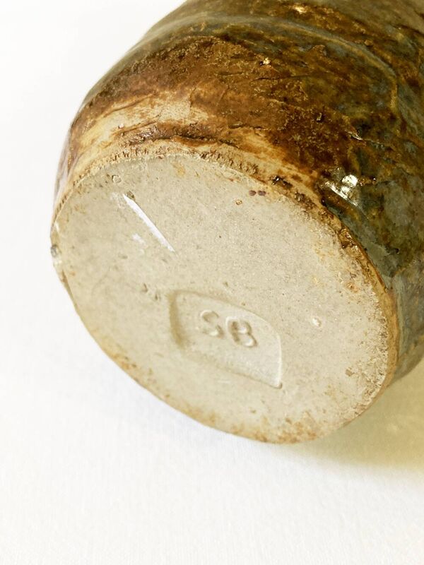 Vase en grès vernissé et monogrammé