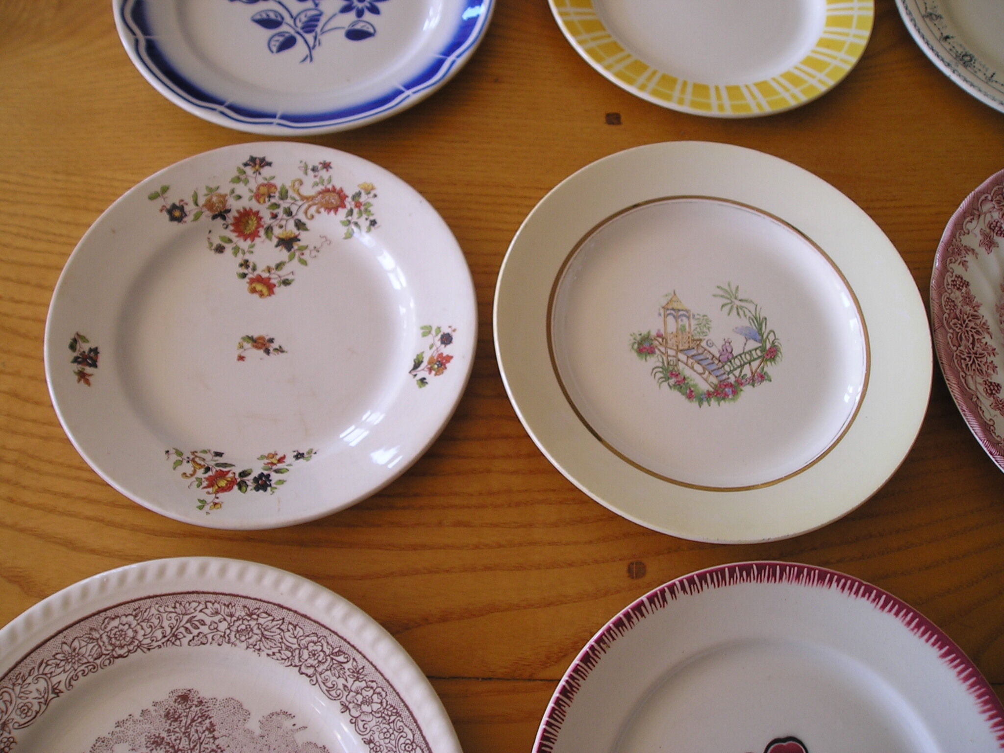 Set of 12 different flat plates
