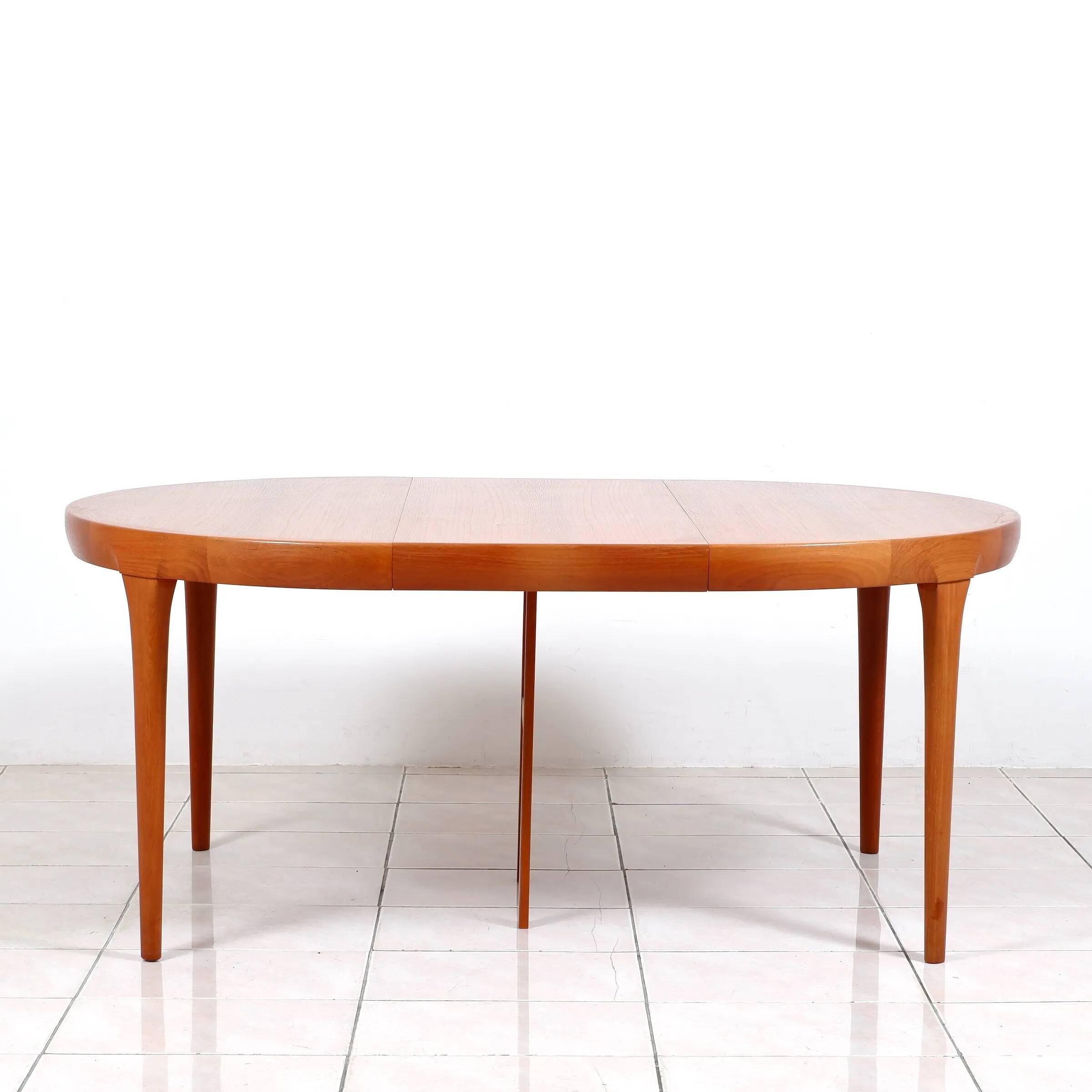 Round dining table in teak by Ib Kofod Larsen for Faarup Mobelfabrik
