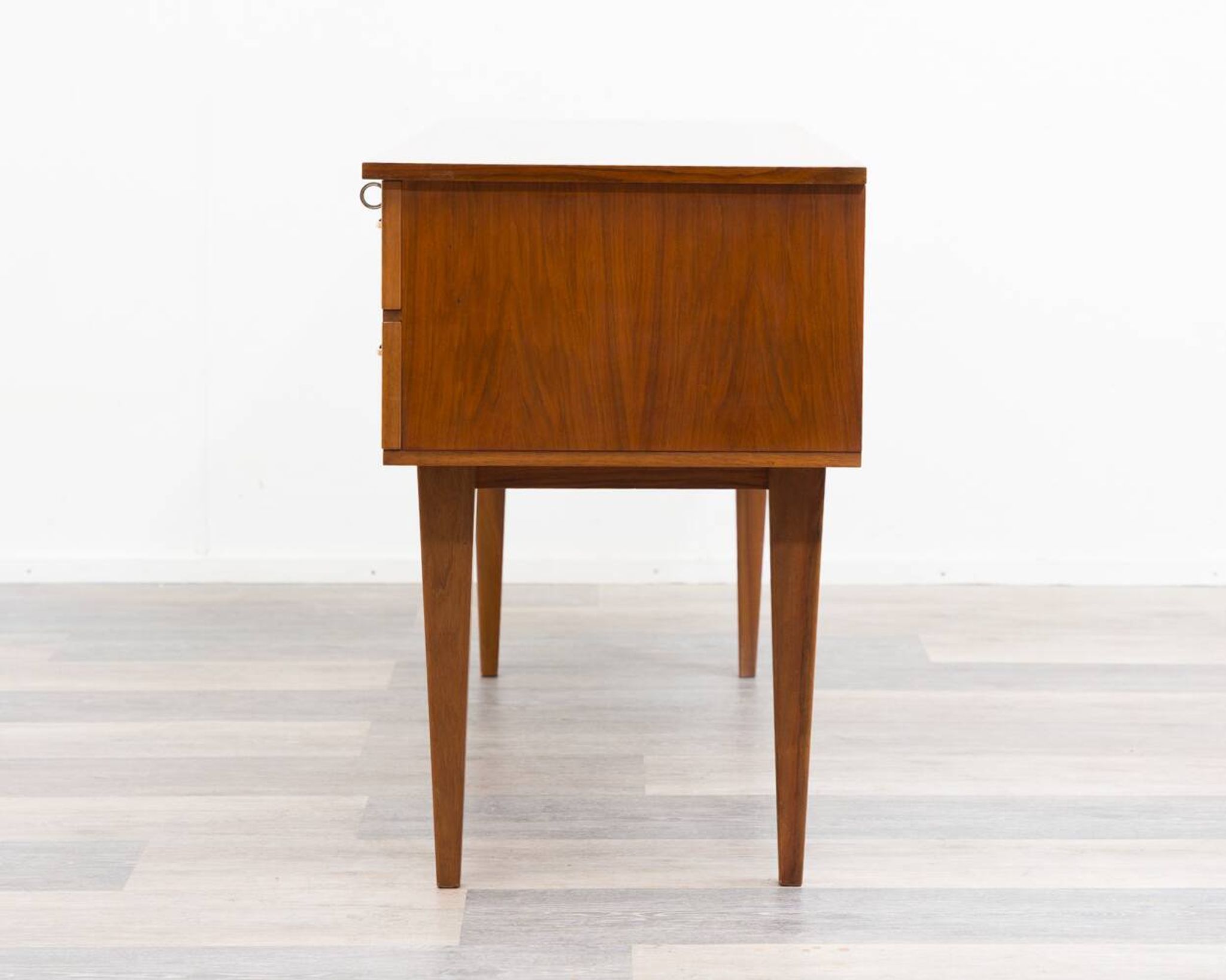 Enfilade/commode des années 1950 en noyer. Excellent état d'origine.