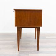 Enfilade/commode des années 1950 en noyer. Excellent état d'origine.