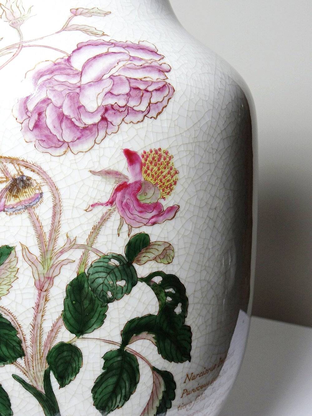 Impressive cracked earthenware vase with polychrome botanical decoration by Wong Lee, 1895, vintage.