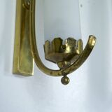 Suite de trois appliques en laiton et verre opalin triplex. Italie années 1950