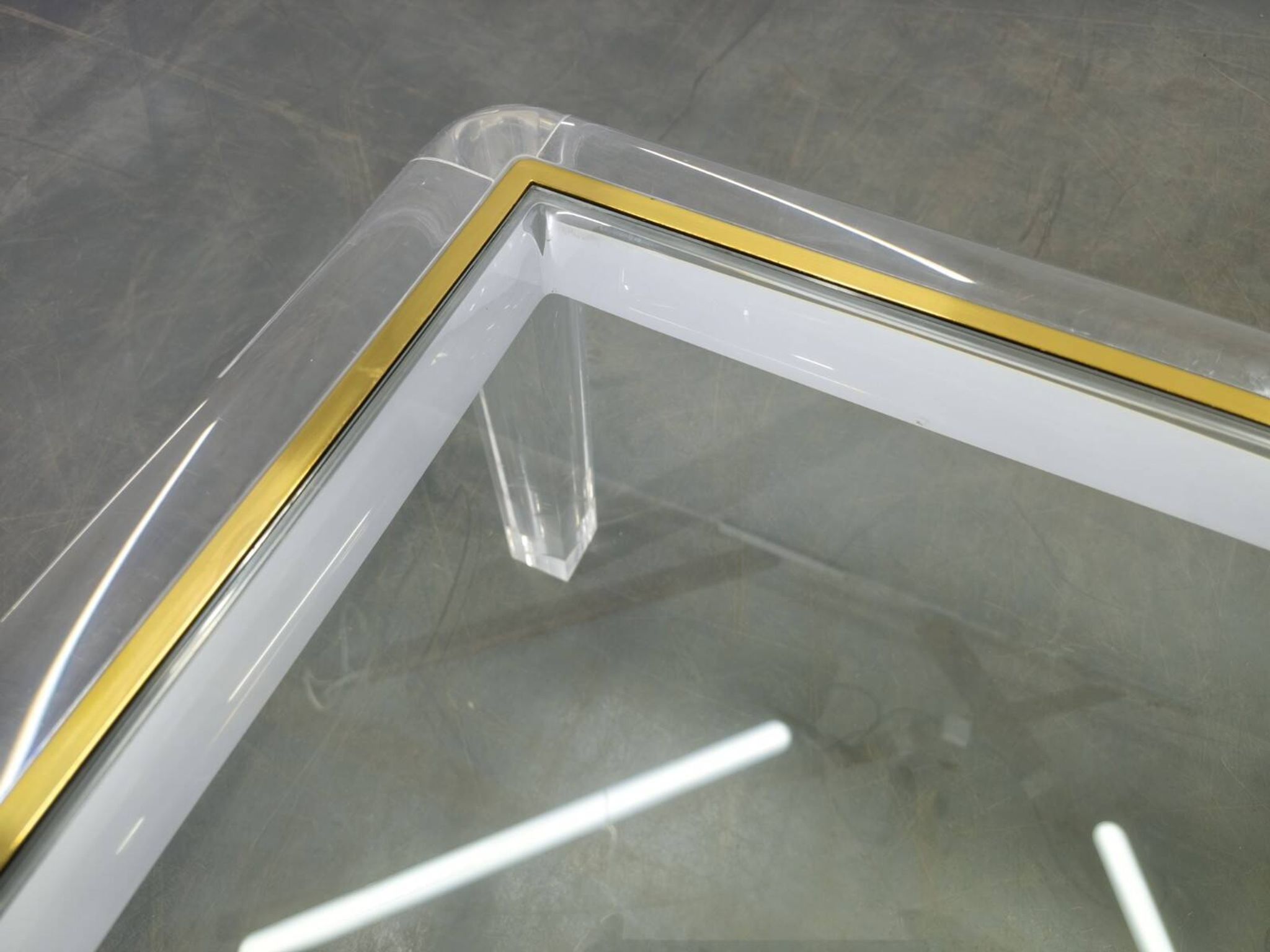 Table basse en acrylique, laiton et verre italienne, années 1980