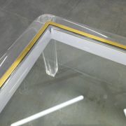 Table basse en acrylique, laiton et verre italienne, années 1980