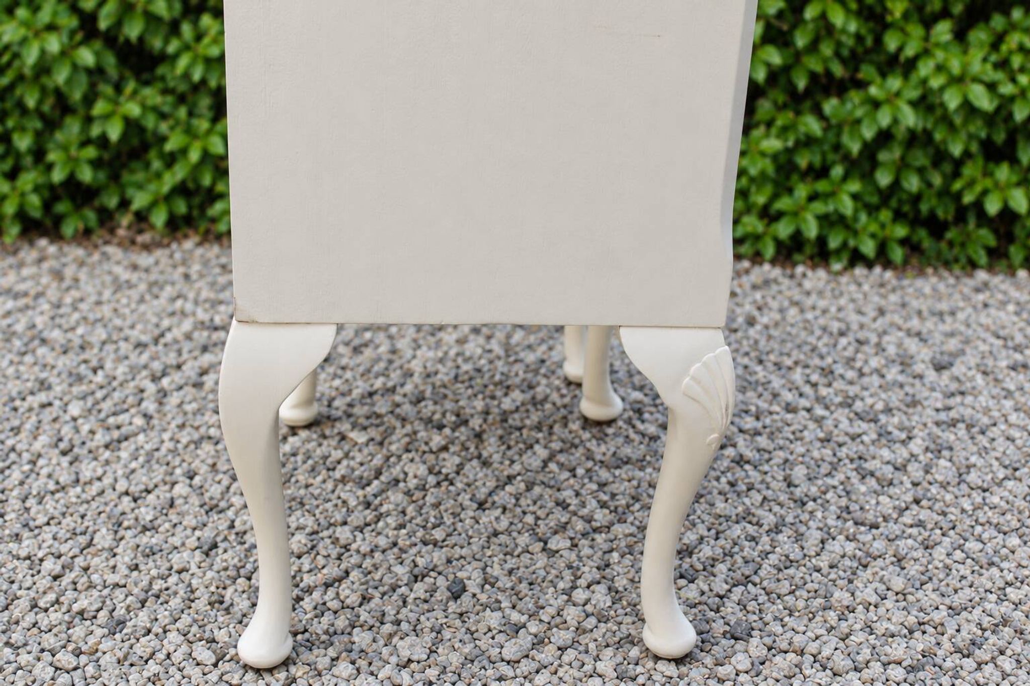 Pair of renovated antique bedside tables – Ivory from Orfèvres Libéron – 3 drawers