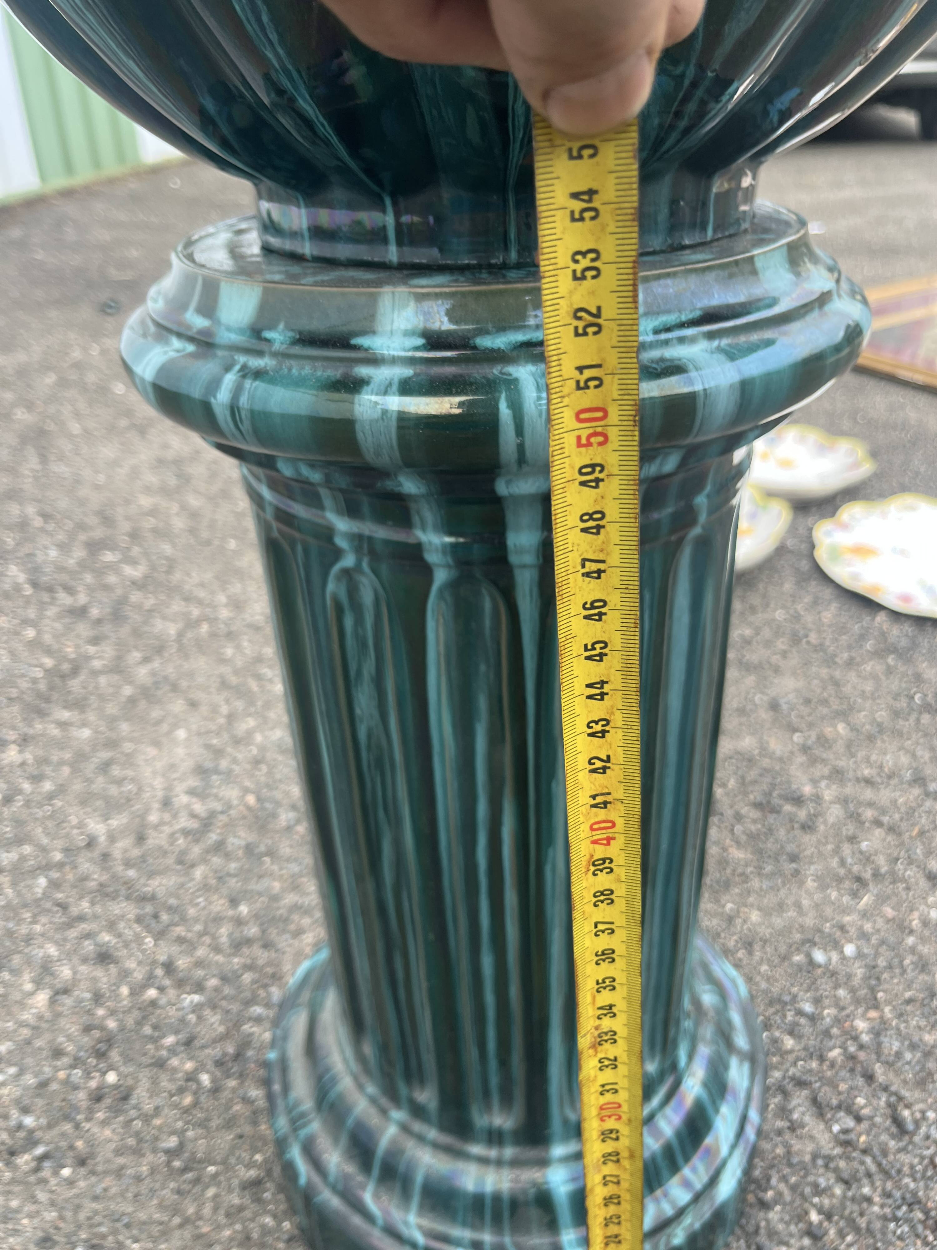 Large cache-pot on a ceramic column – In the style of Clément