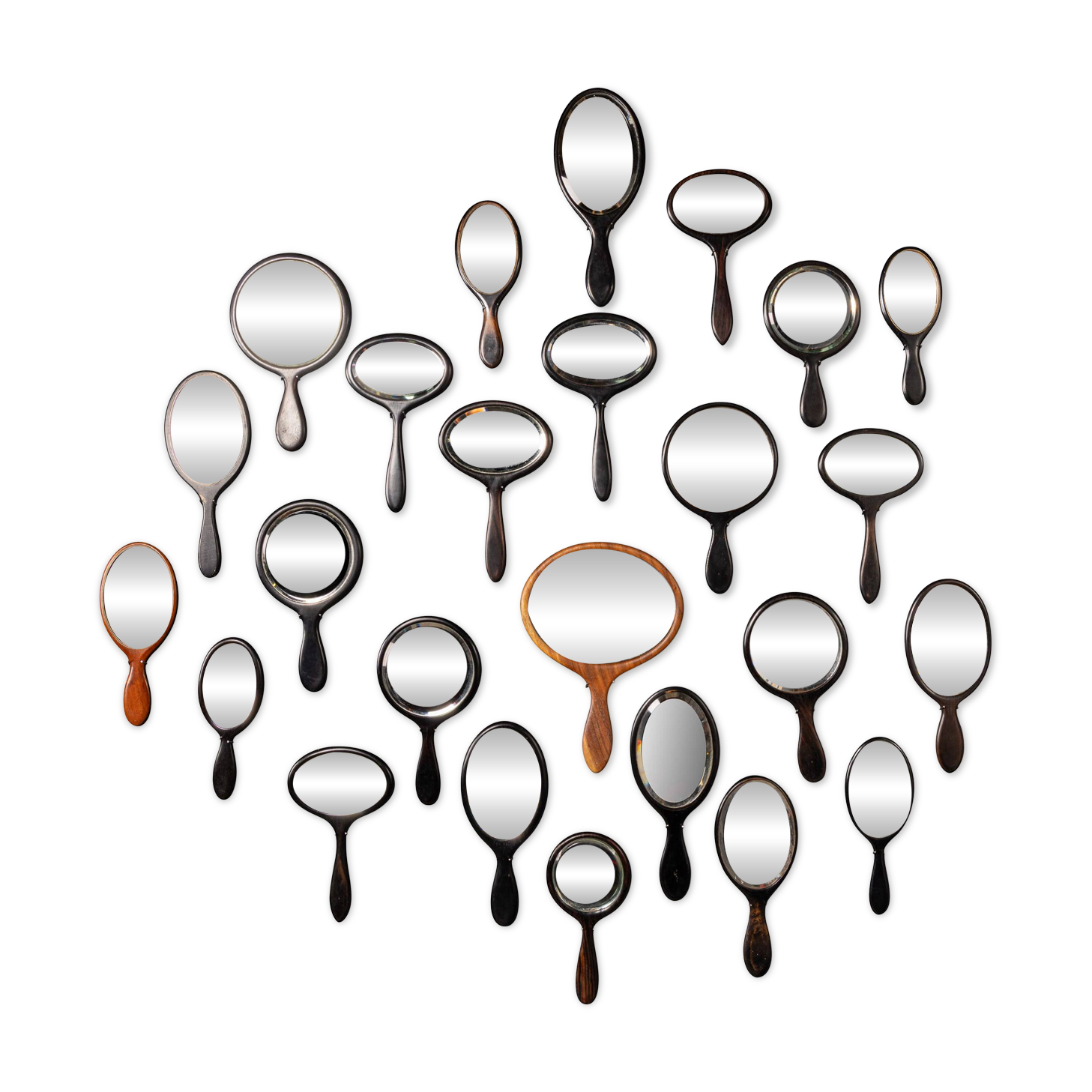 Collection antique du 19ème siècle de vingt-cinq miroirs à main en bois