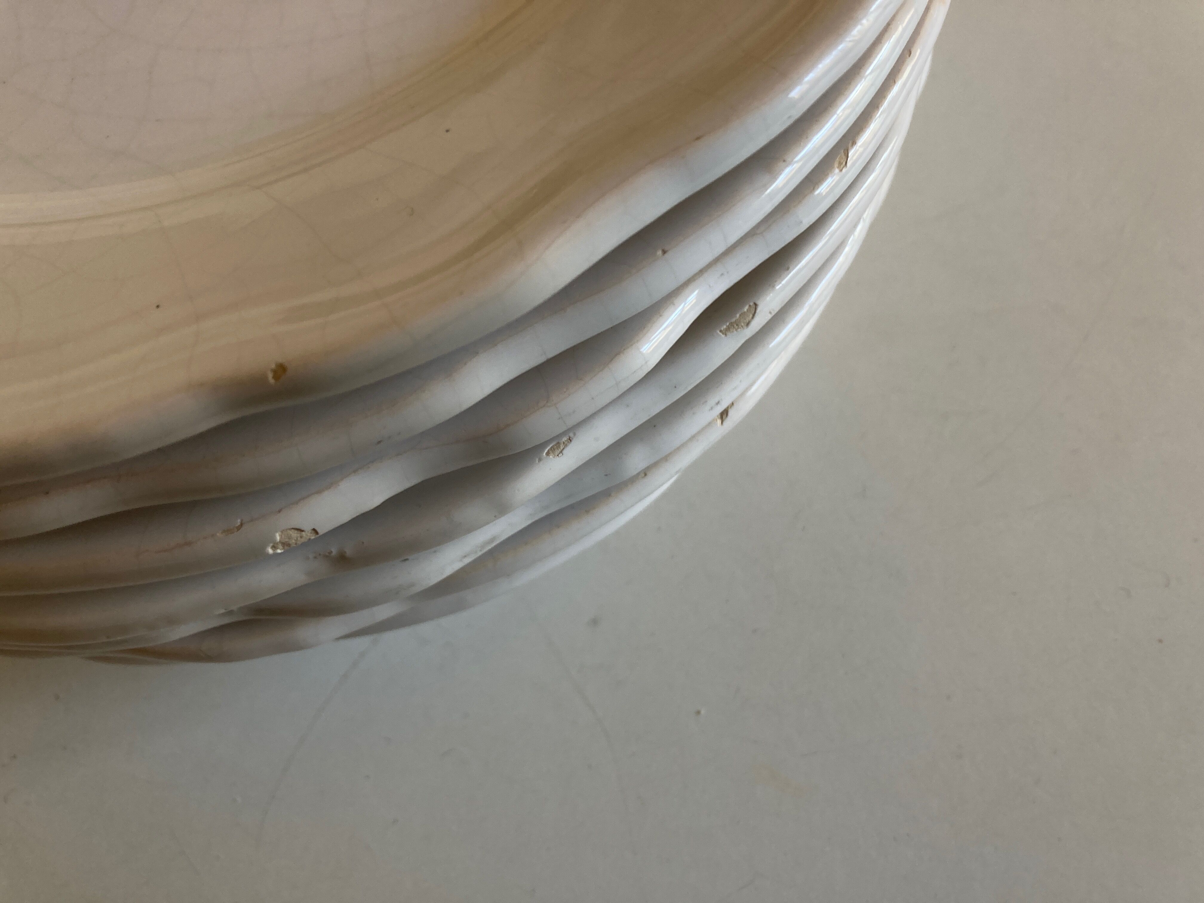 Set of 7 Mougins plates in white enamelled clay with gadroons