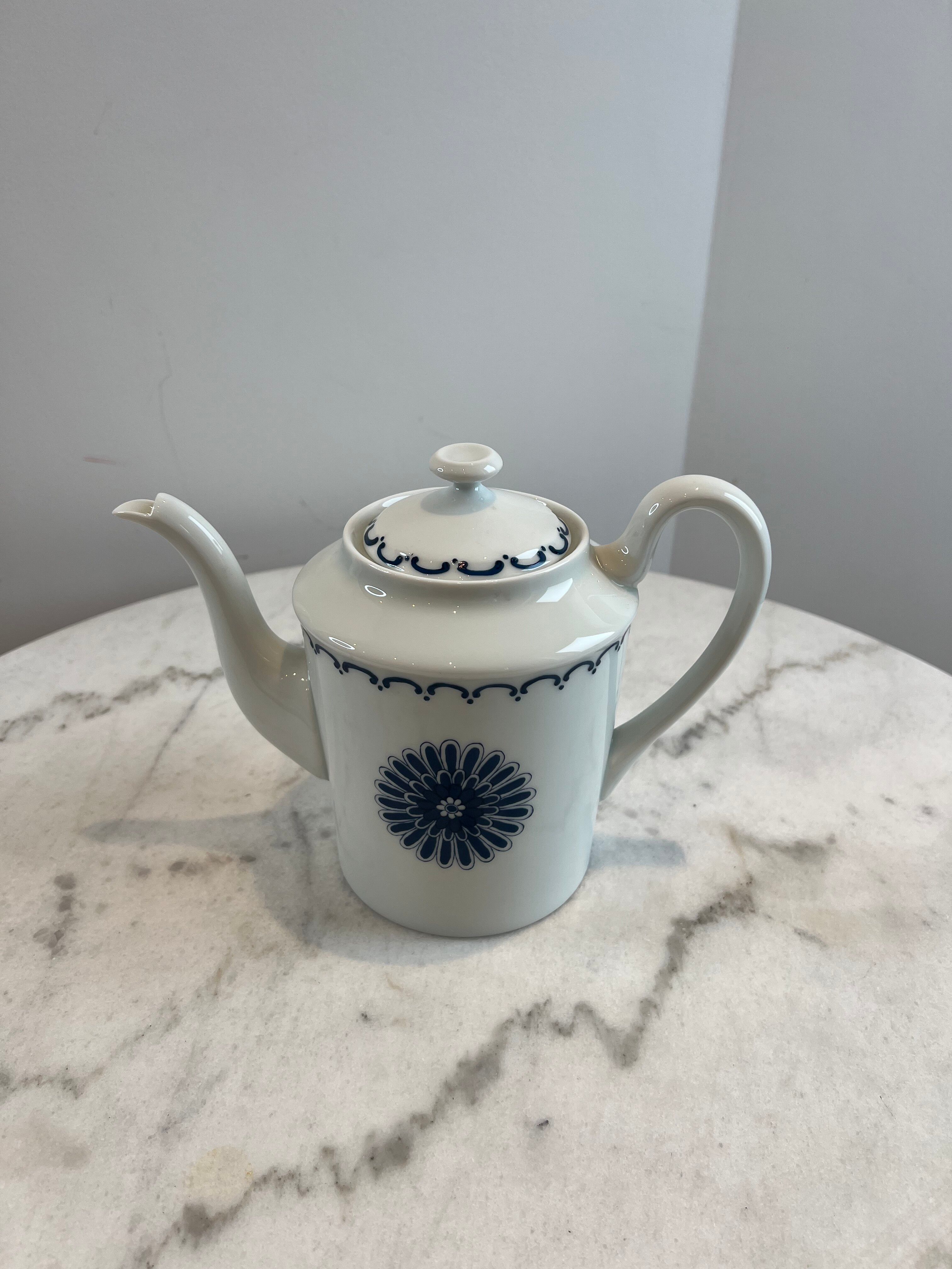Teapot from the porcelain factory of Paris.