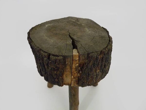Tabouret de traite tripode en chêne, art paysan Ariège, France (XIXe siècle)