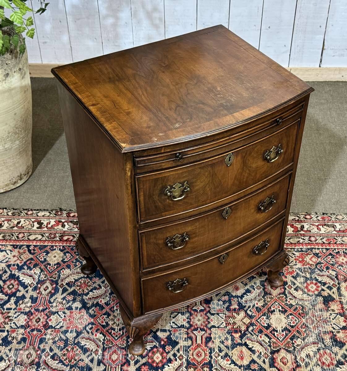 Commode anglaise en noyer des années 1950