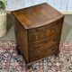 Commode anglaise en noyer des années 1950