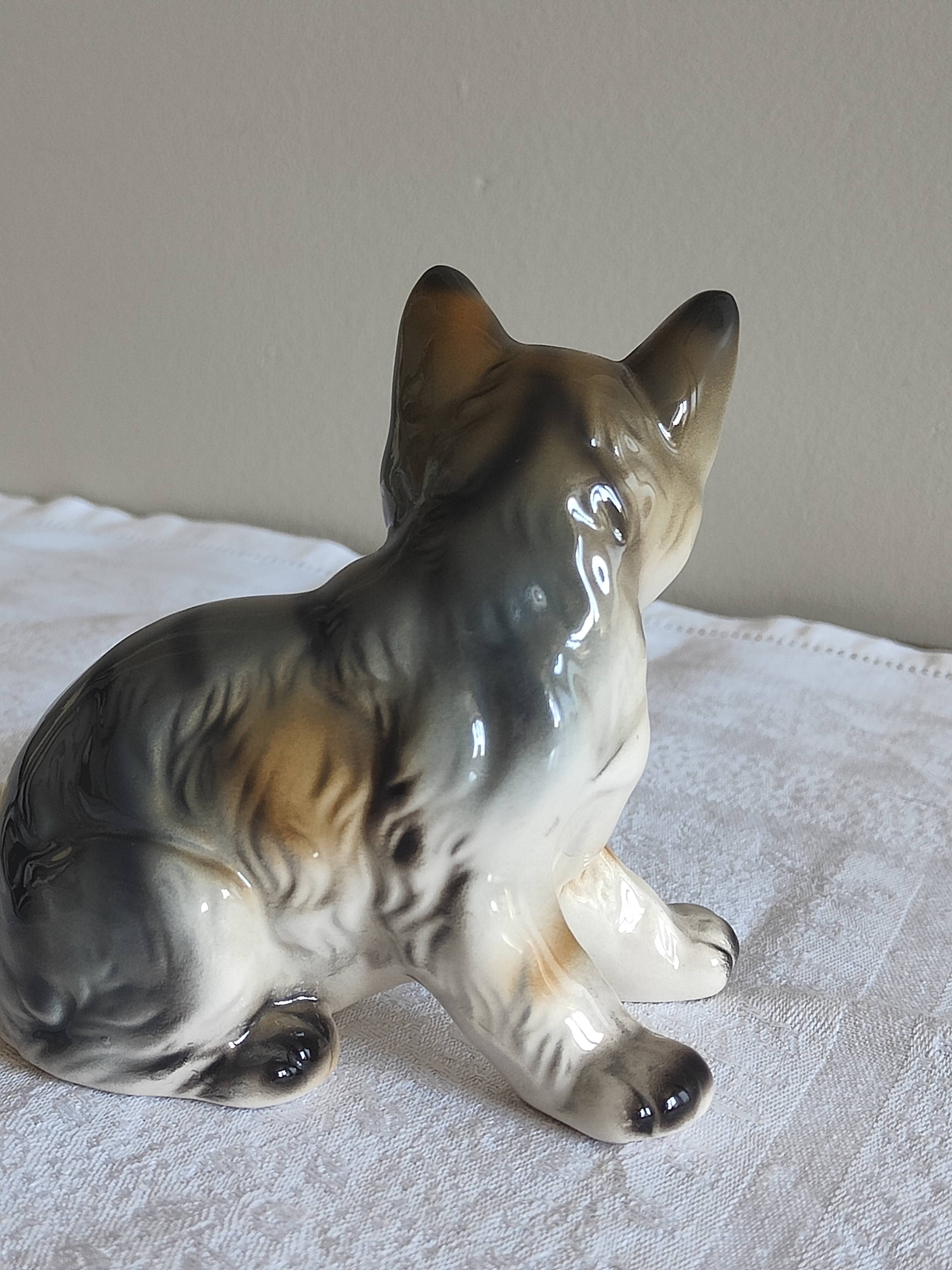 Figurine, Cat statuette, in old 20th century enameled ceramic. Animal figurine, vintage feline