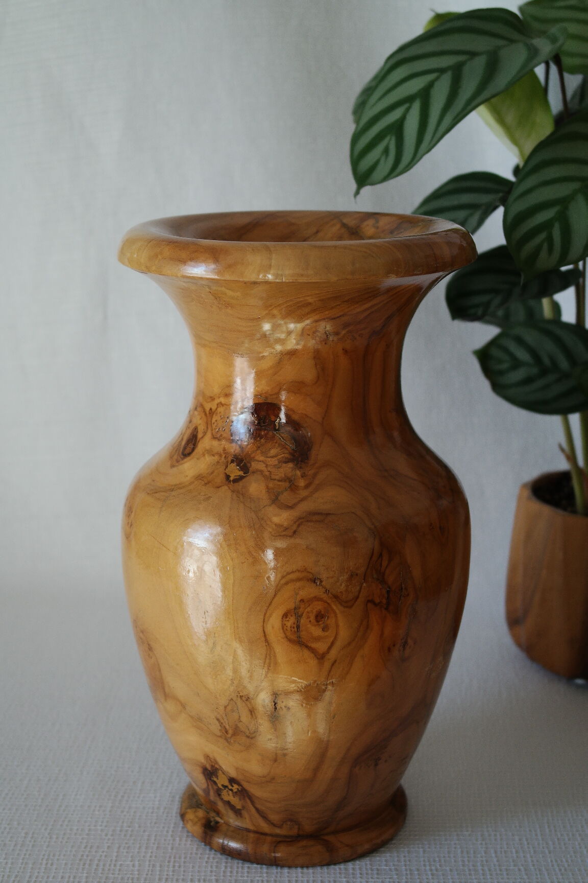 Vase artisanal en bois tourné d'olivier vernis