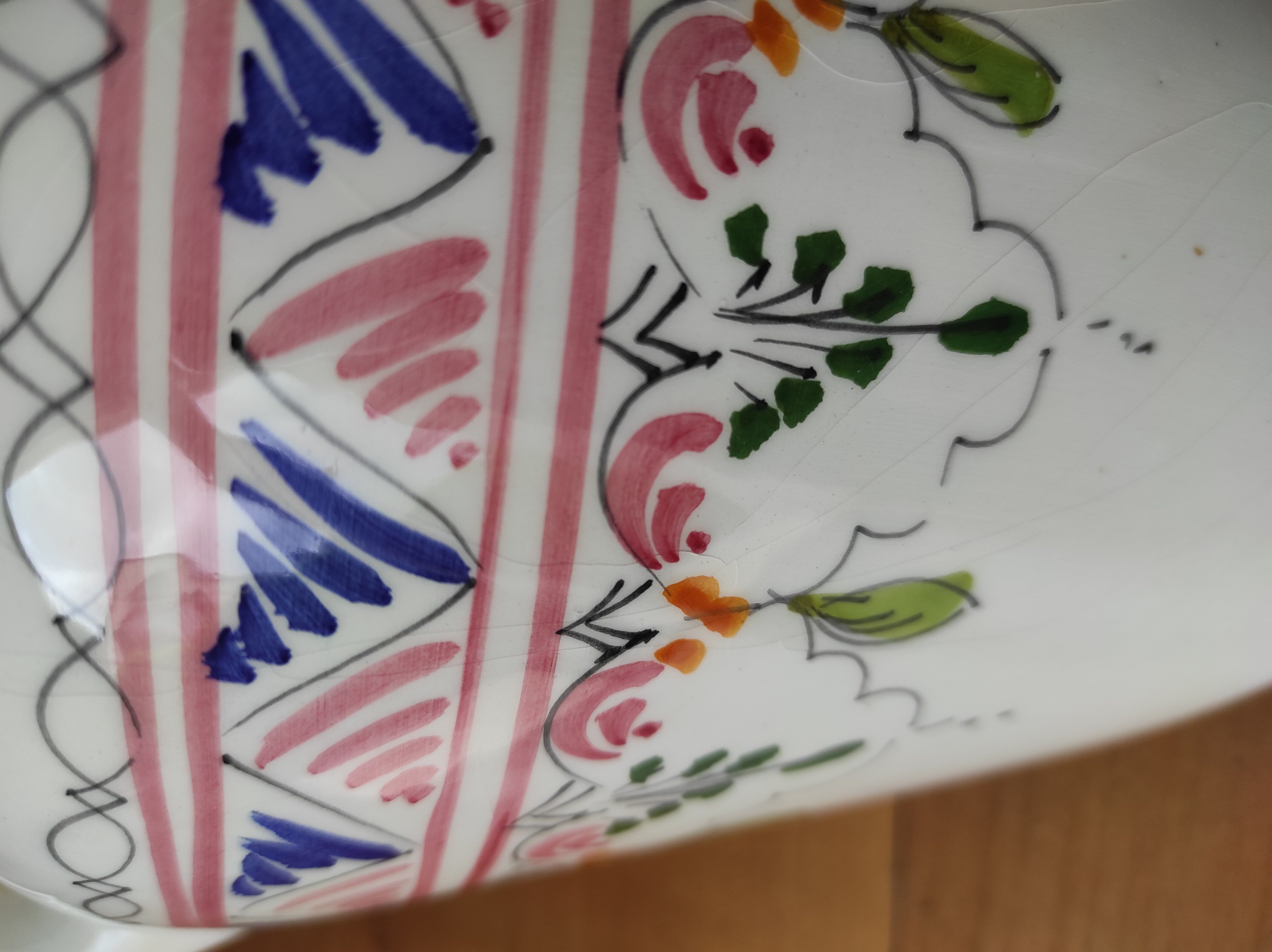 Wall-mounted ceramic bouquet holder