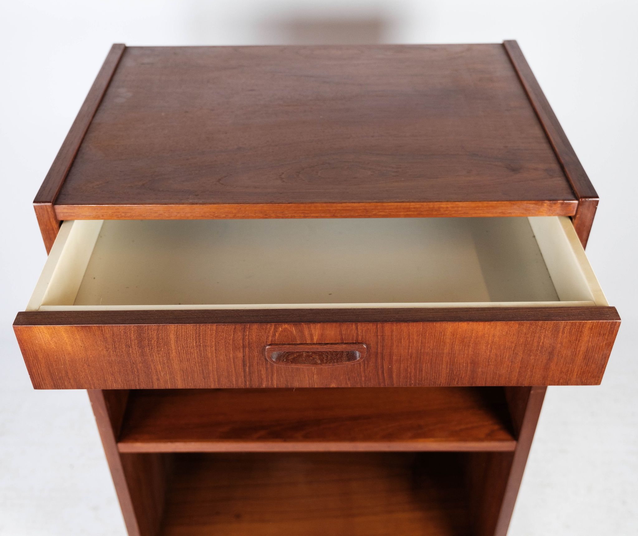 Table de chevet en teck de design danois des années 1960.