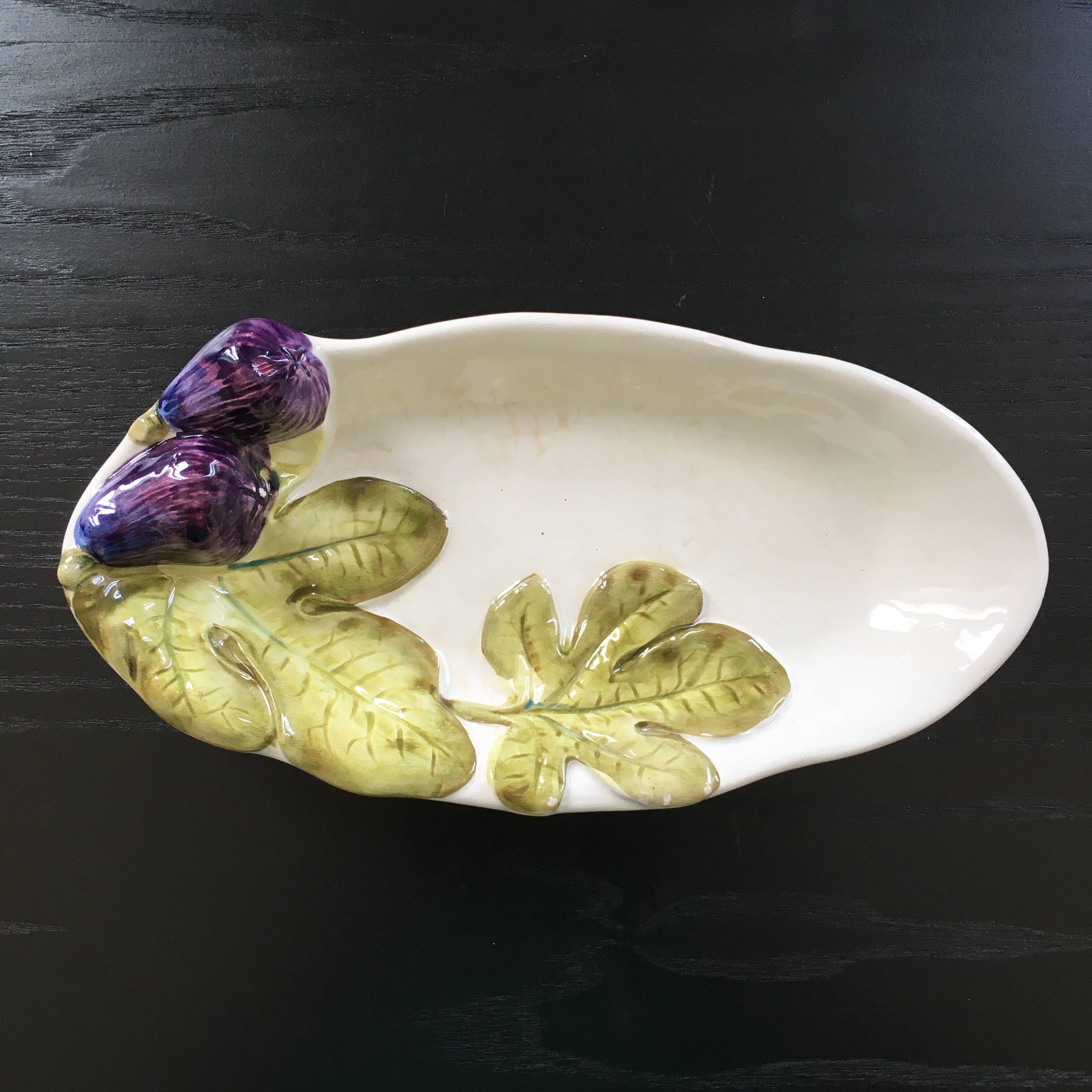 Oval dish with fig decoration