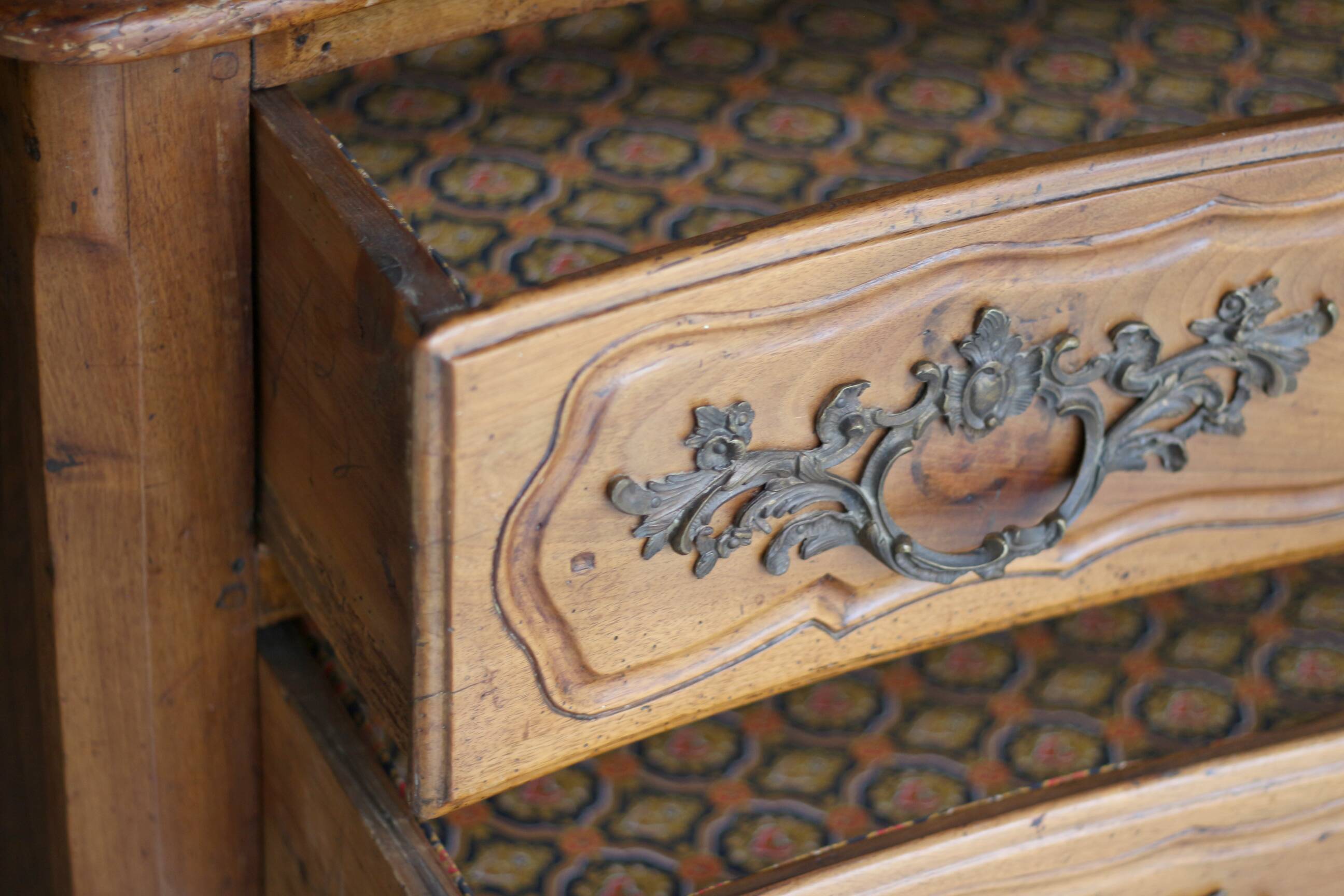 Magnificent 18th-century chest of drawers in solid walnut.