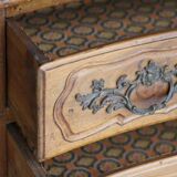 Magnificent 18th-century chest of drawers in solid walnut.