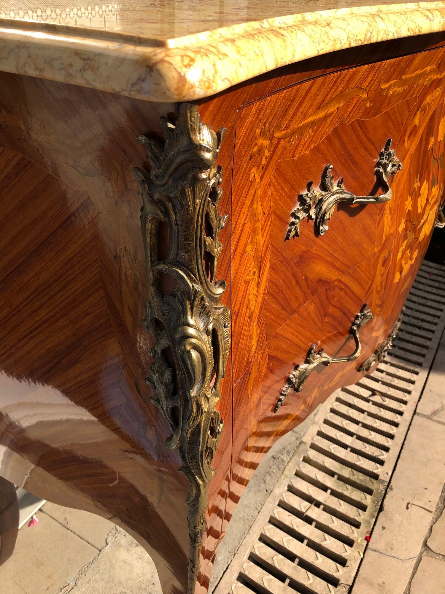 Commode de style Louis XV en marqueterie
