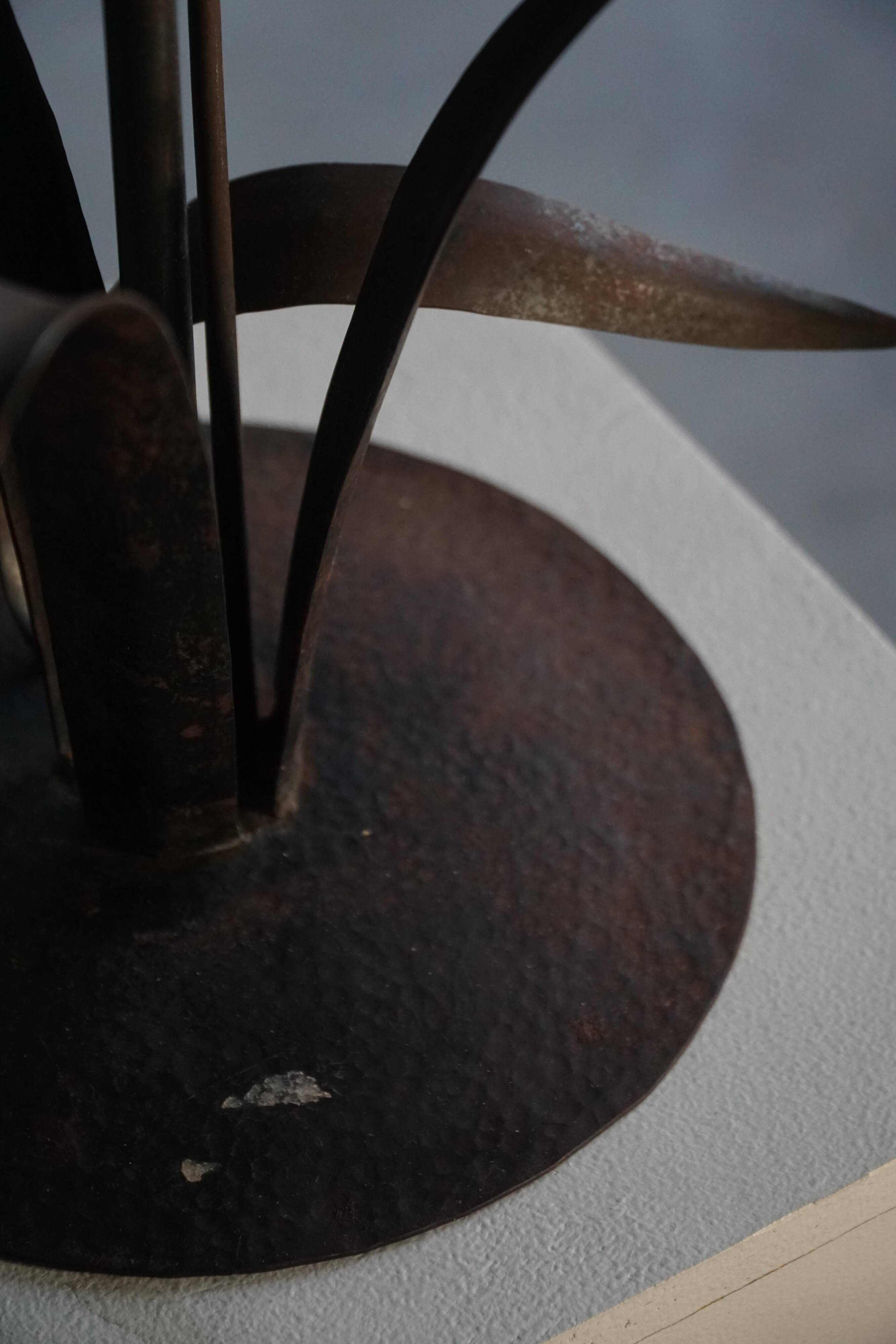 Handcrafted table lamp in wrought iron, organic shape, mid-20th century, 1940s.