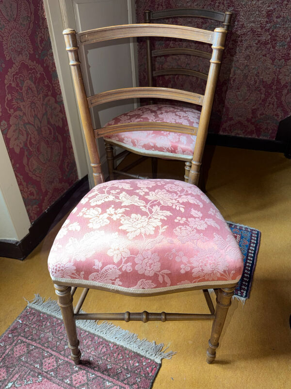 Paire de chaises anciennes en bois tourné – tissu floral rose