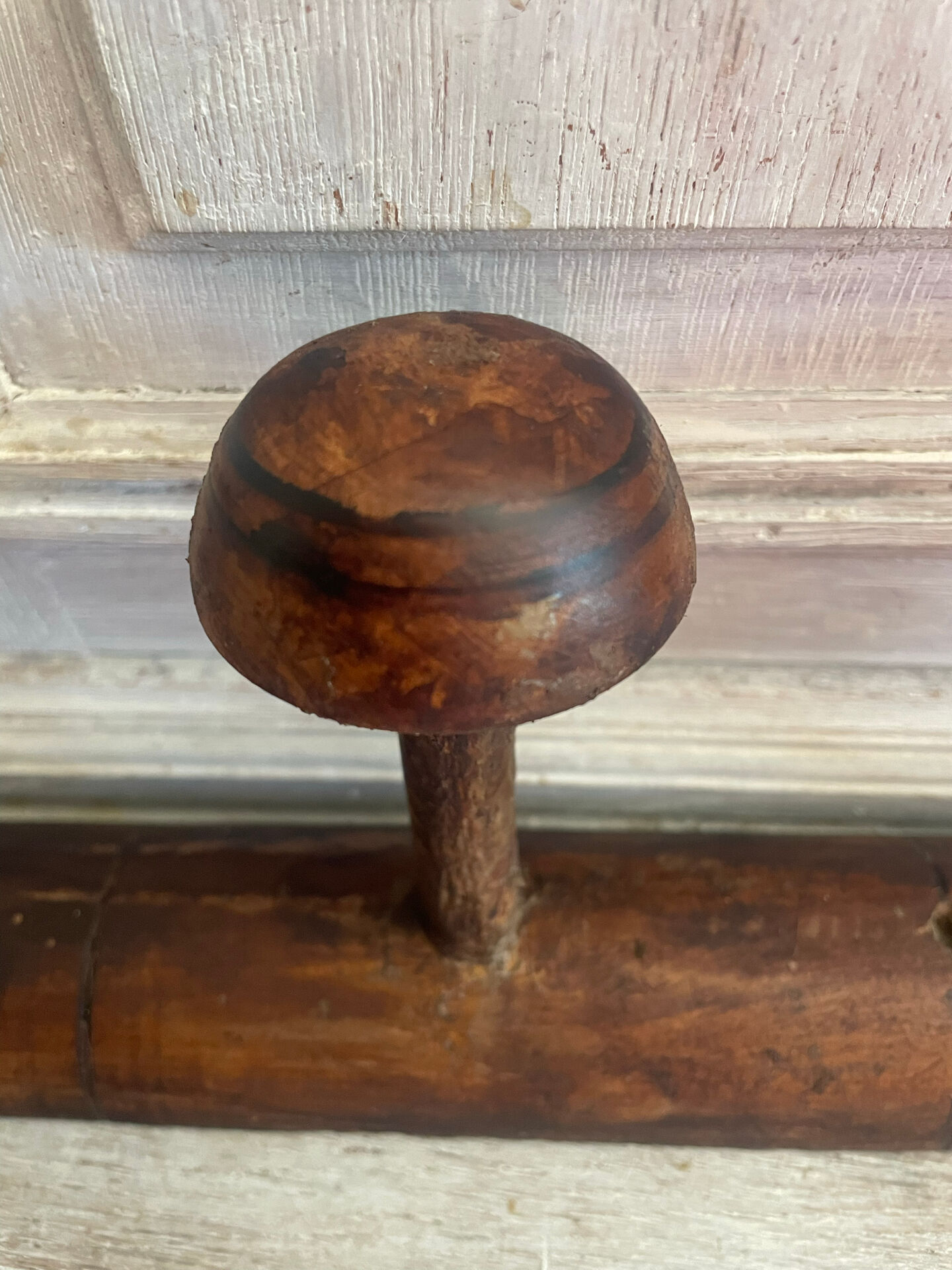Wall-mounted wooden coat rack with 6 hooks