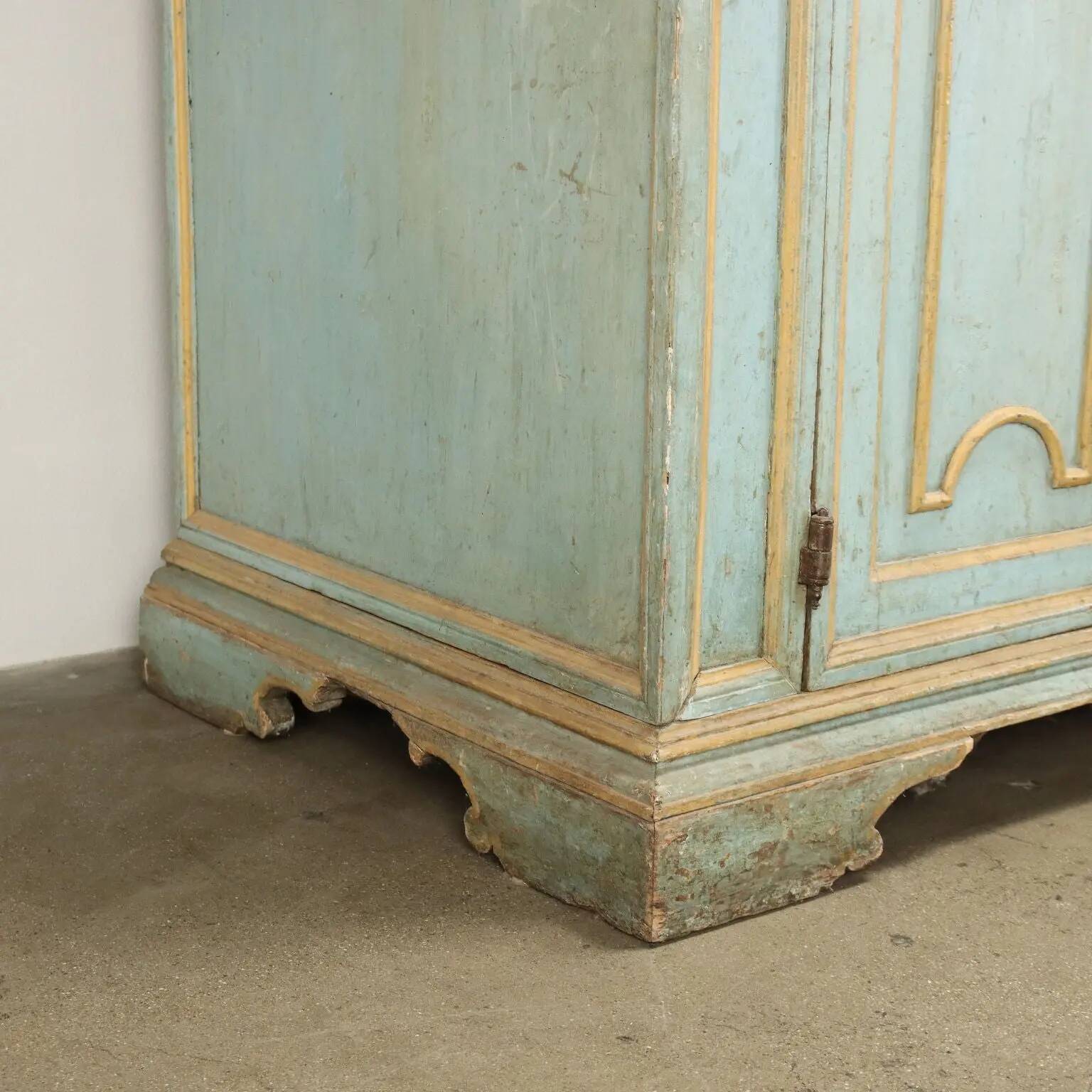 Baroque-style buffet from the mid-18th century in lacquered wood.