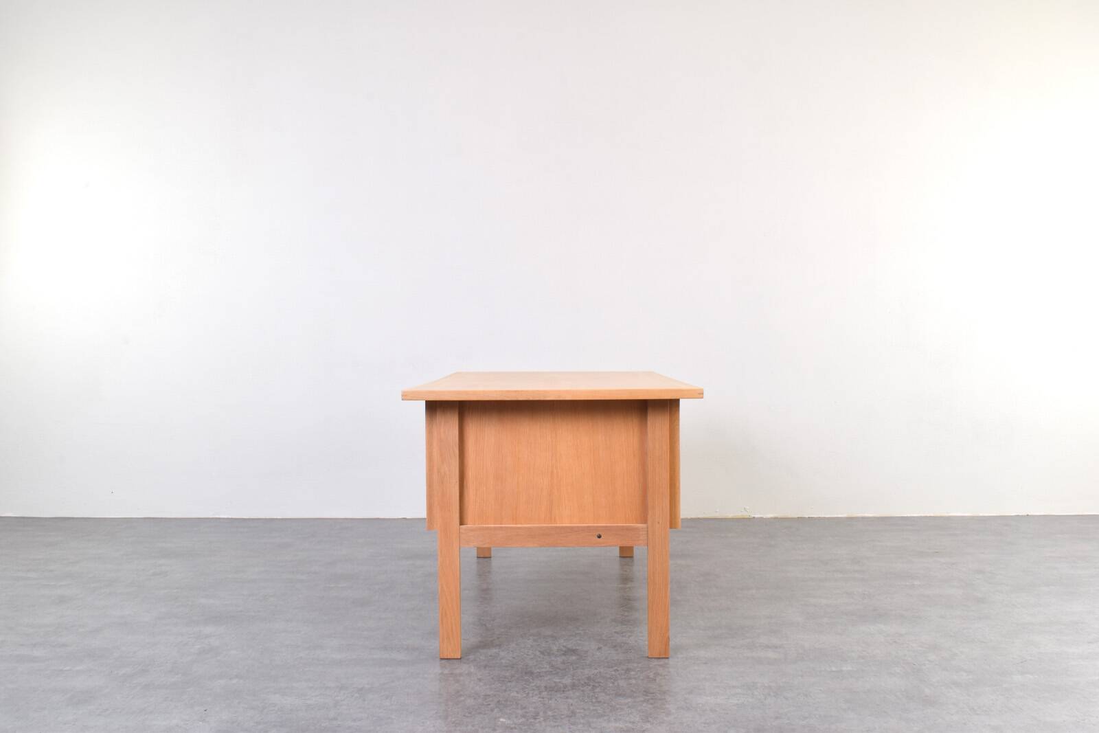 Mid-century oak desk by Svend Åge Madsen for Sigurd Hansen, 1960s.