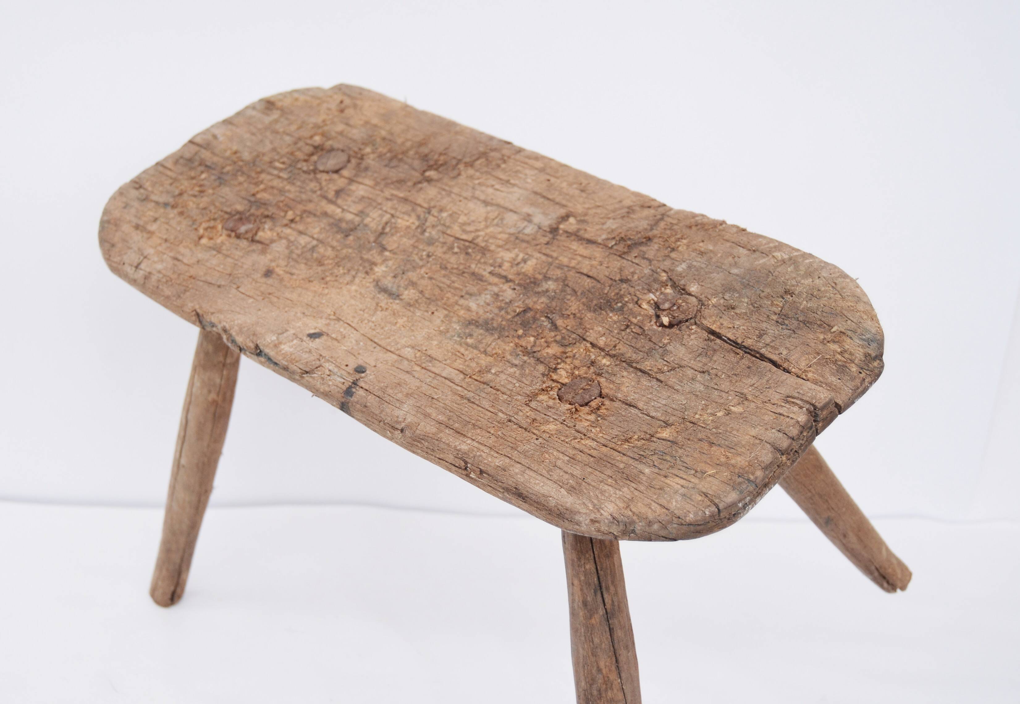 Tabouret de traite rural ancien en hêtre massif