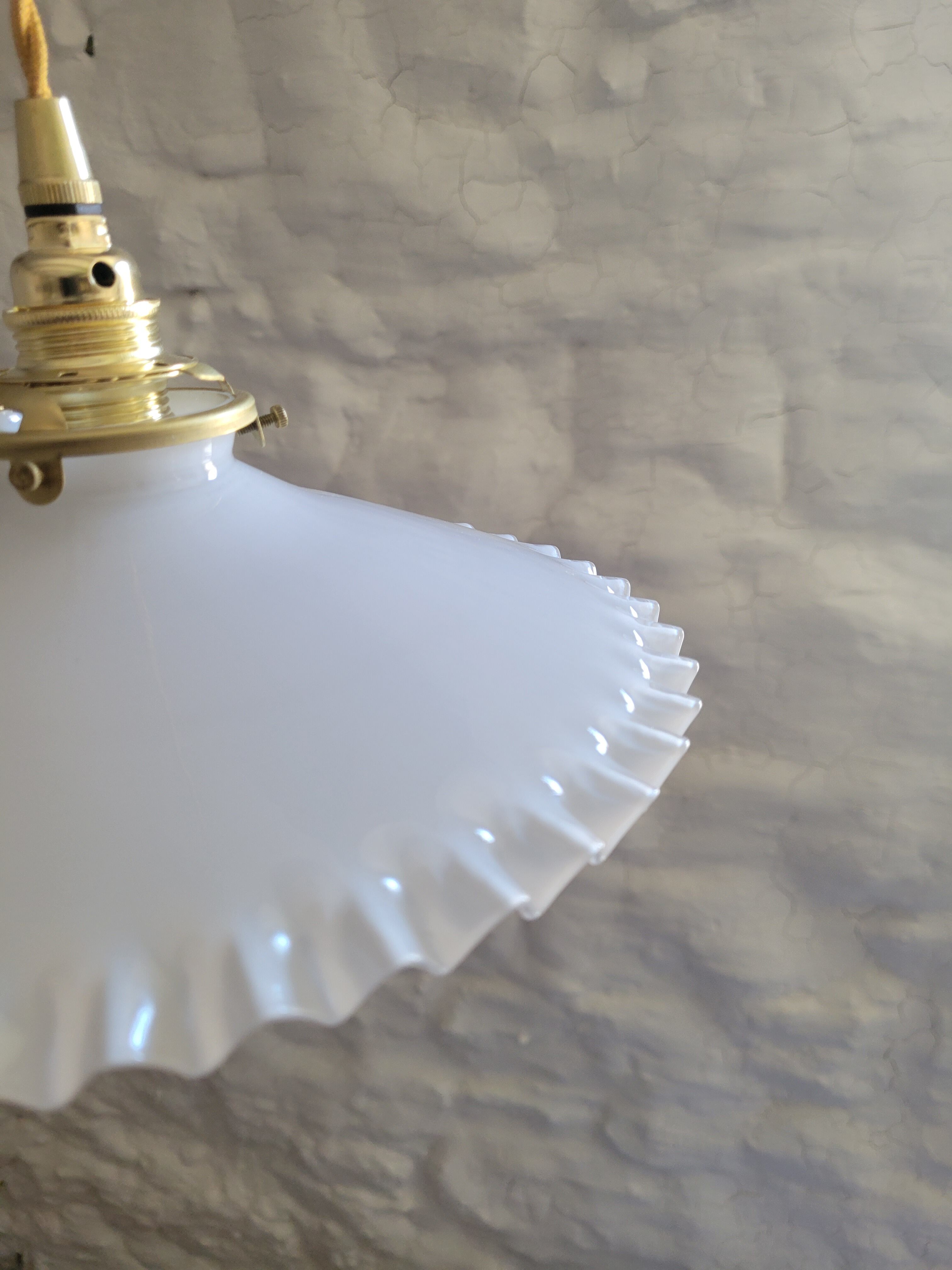 Serrated opaline suspension