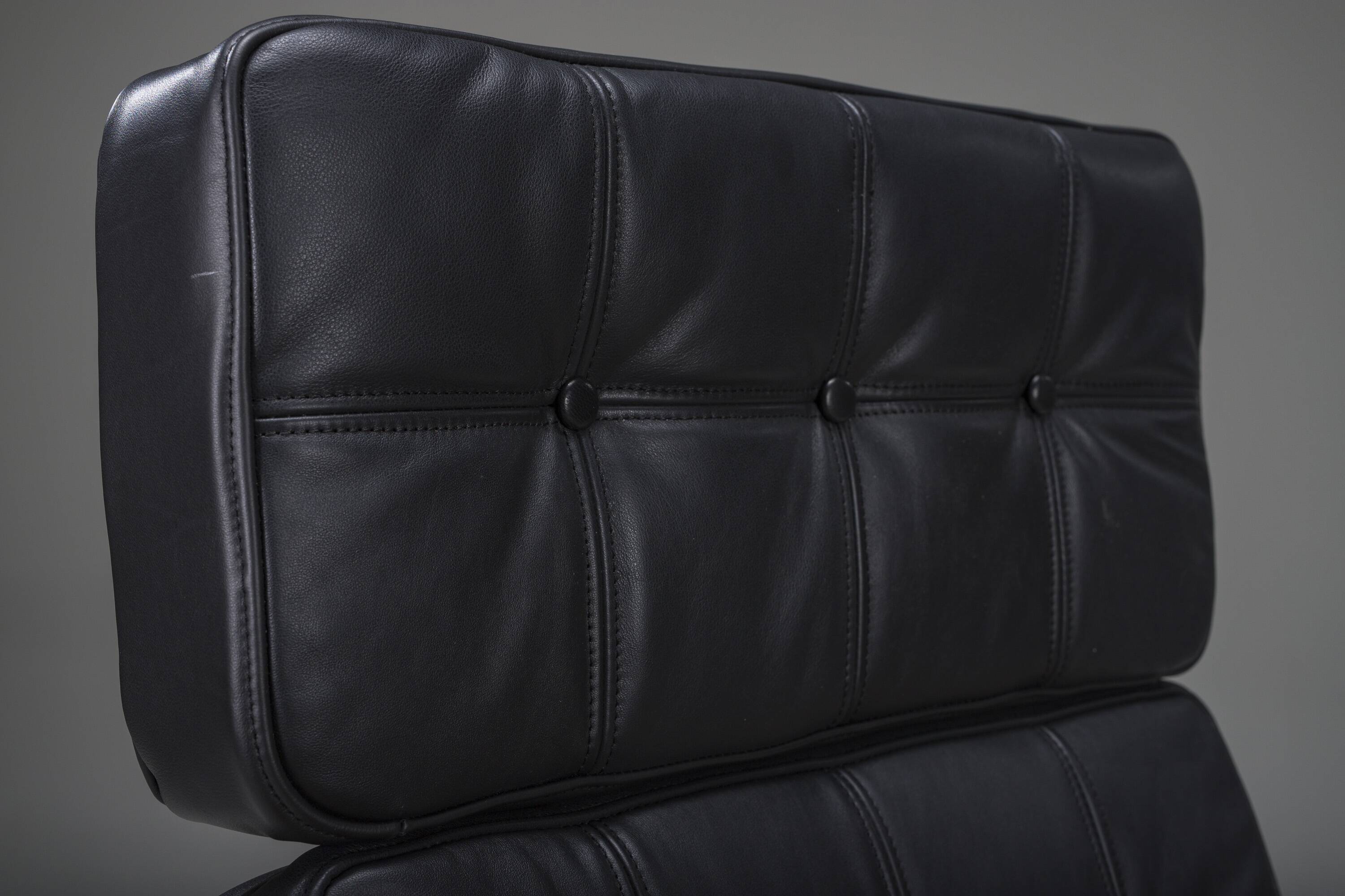 Mid-Century Modern FD 164 Armchair in Teak and Black Leather by Arne Vodder