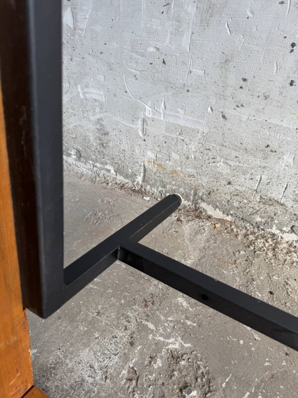 Ensemble de 2 méridiennes minimalistes DeCoene — Bois naturel et treillis métallique noir avec finitions en laiton