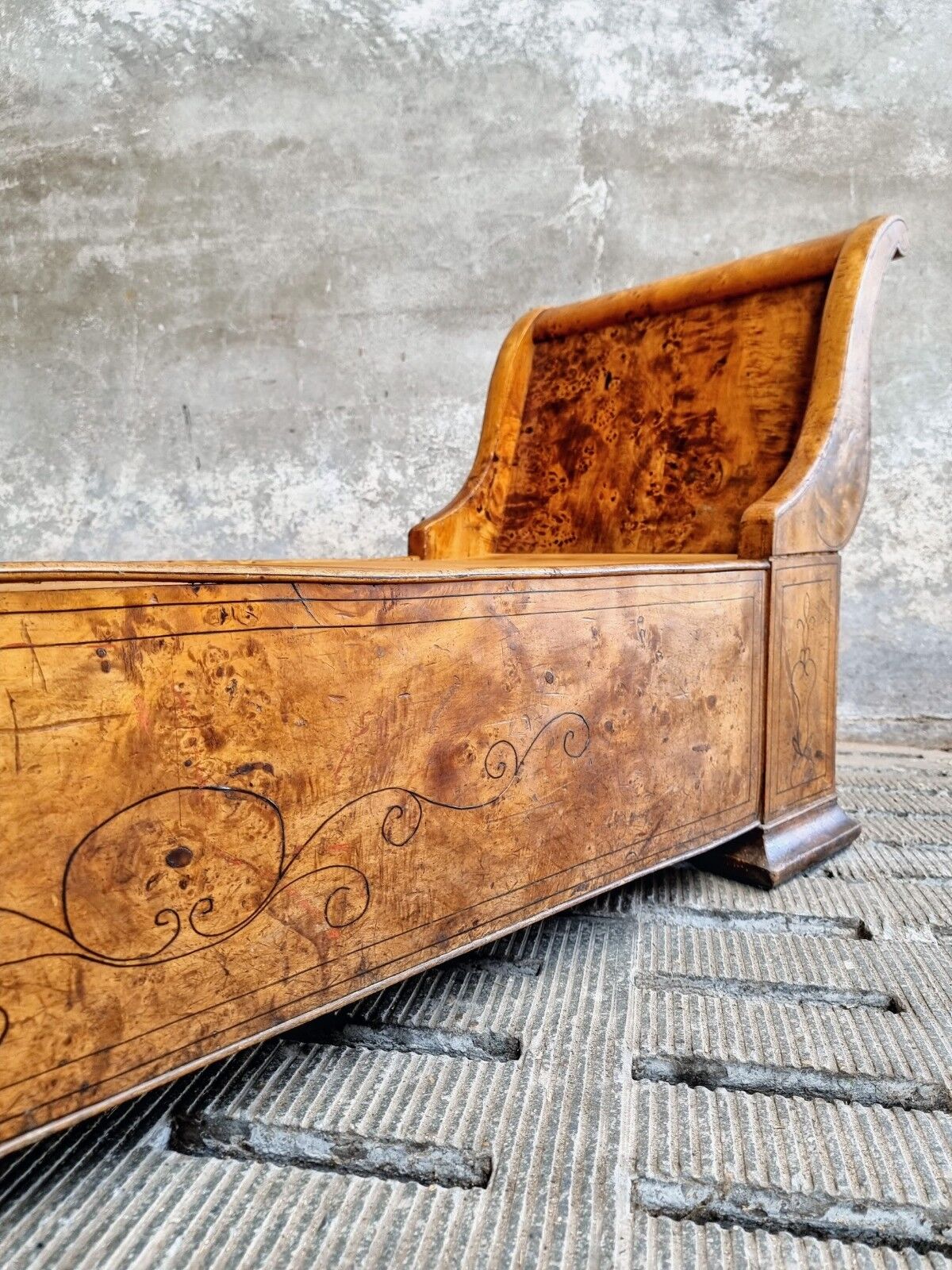 Antique chaise longue daybed Empire style walnut