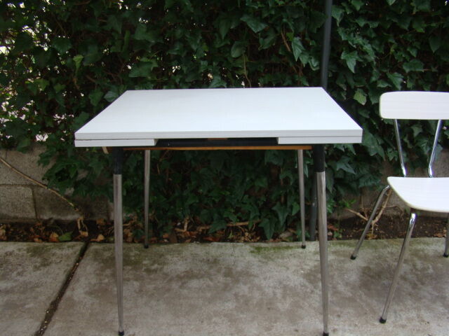 Ancient formica table and chairs