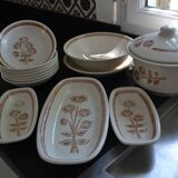 Set of soup plates, dishes and flower-patterned soup tureen