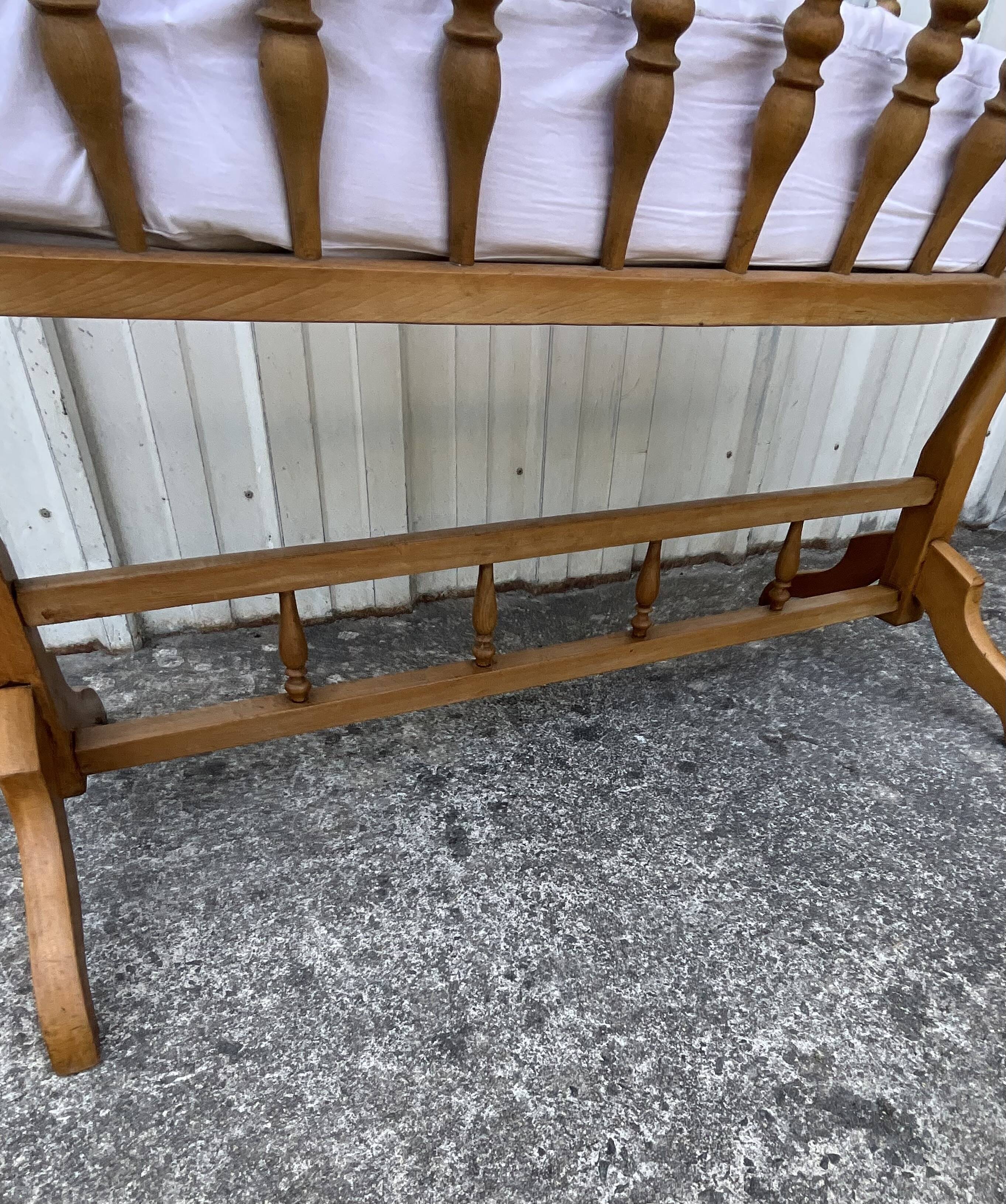 Antique cradle in solid beech – Early 20th century