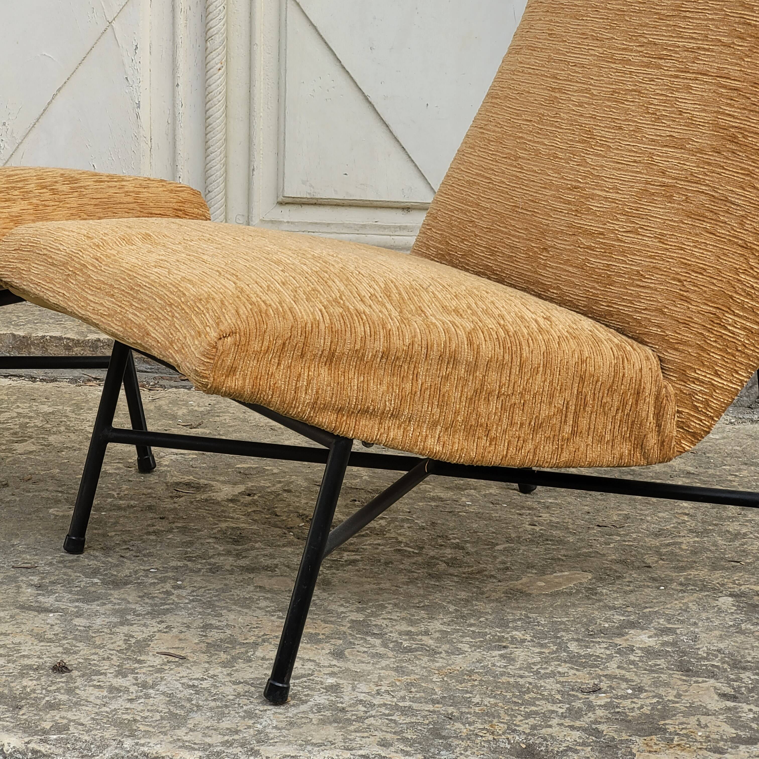Paire de fauteuils de Geneviève Dangles édition Burov.